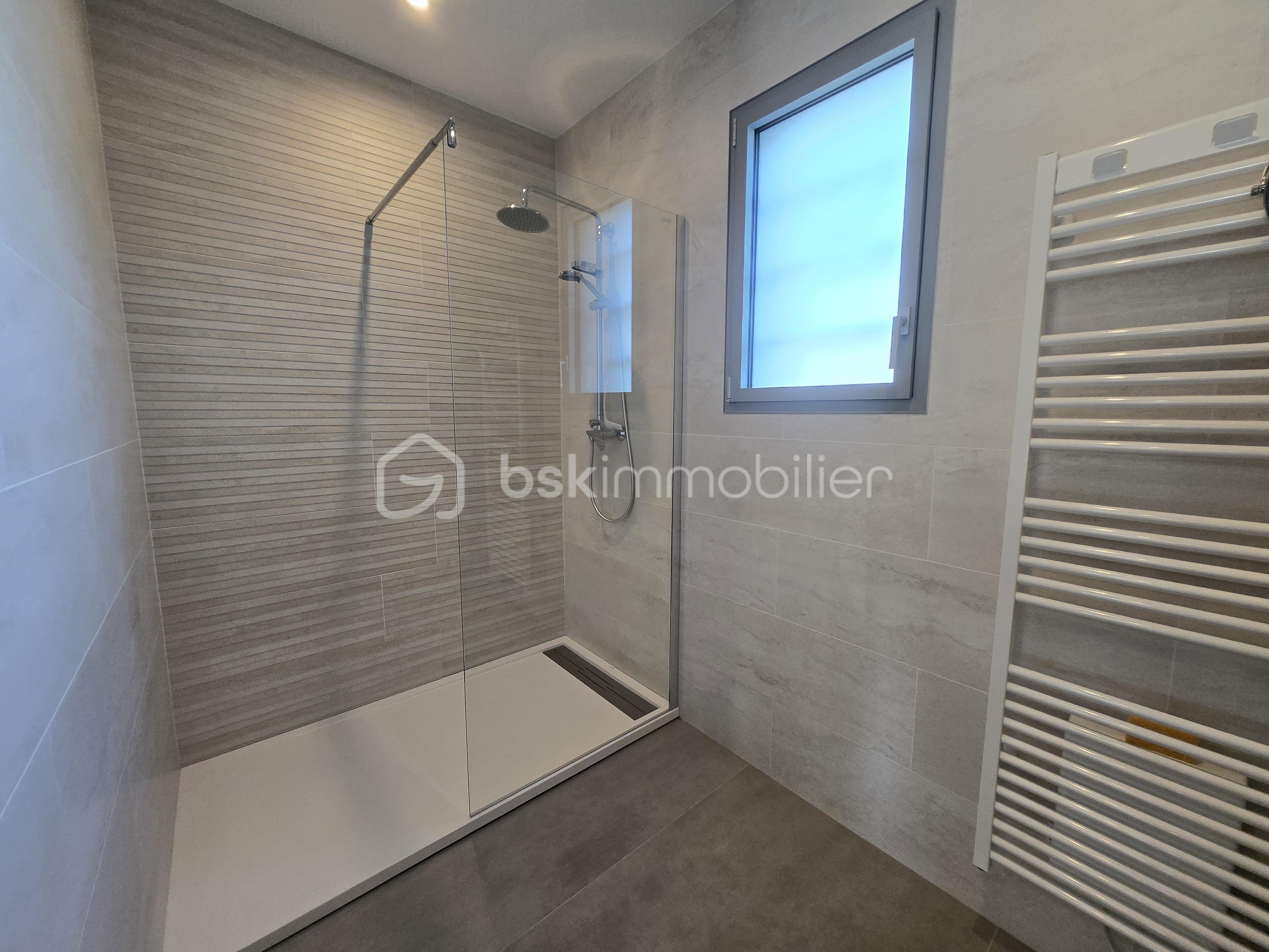 Maison contemporaine de 131 m² - douche suite par.jpg