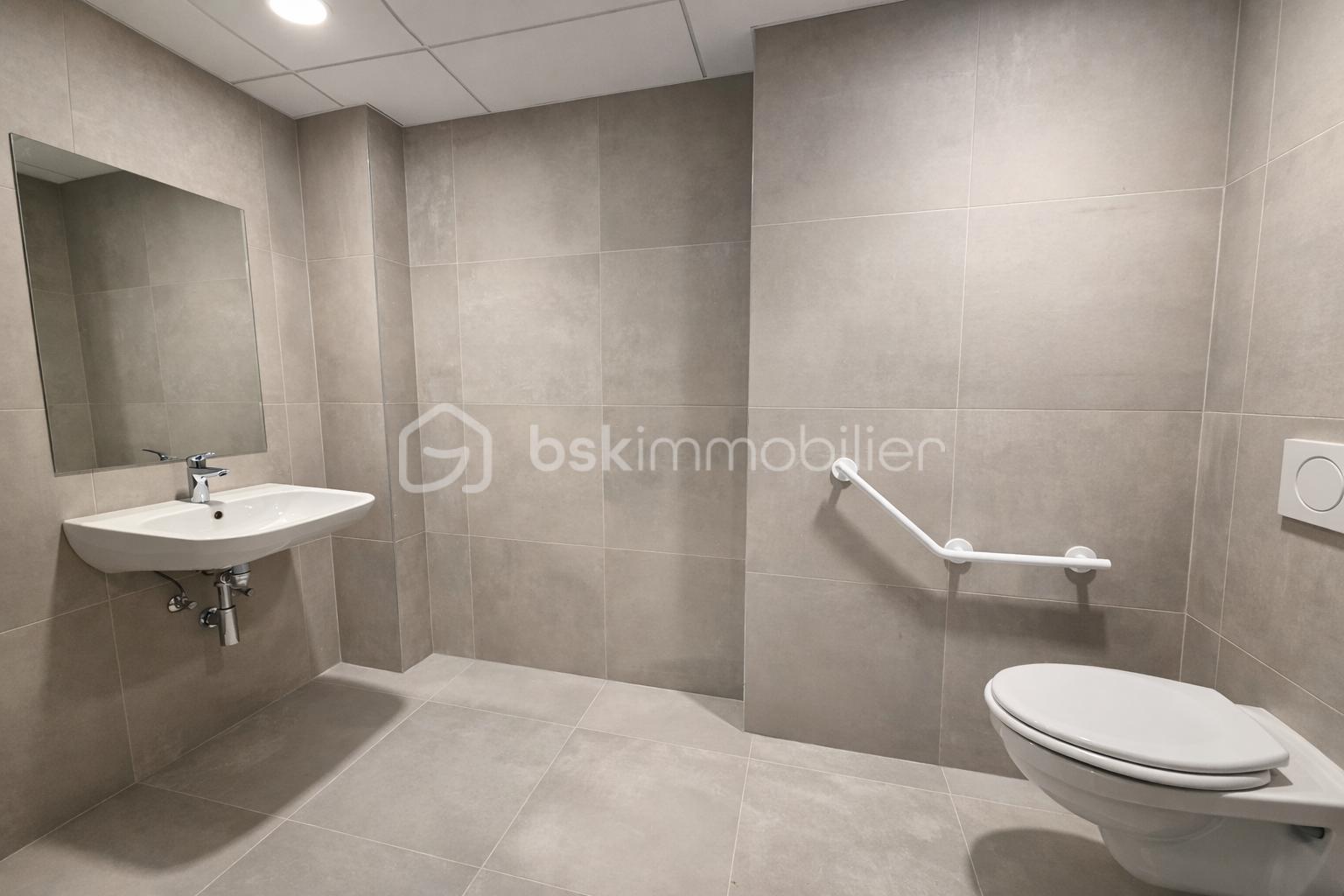 Local commercial de 1 383,22 m² - ChatGPT Image 4 févr. 2026, 09_34_56.png