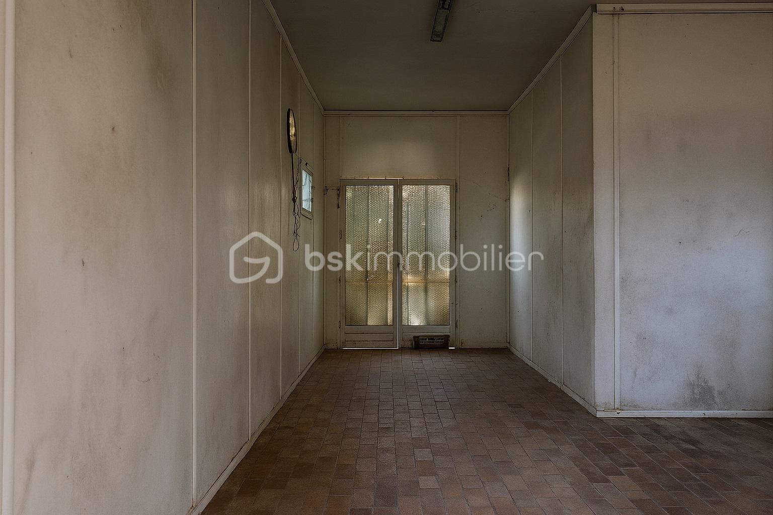 Immeuble de 850 m² - ChatGPT Image 17 juil. 2025, 20_07_32.jpg