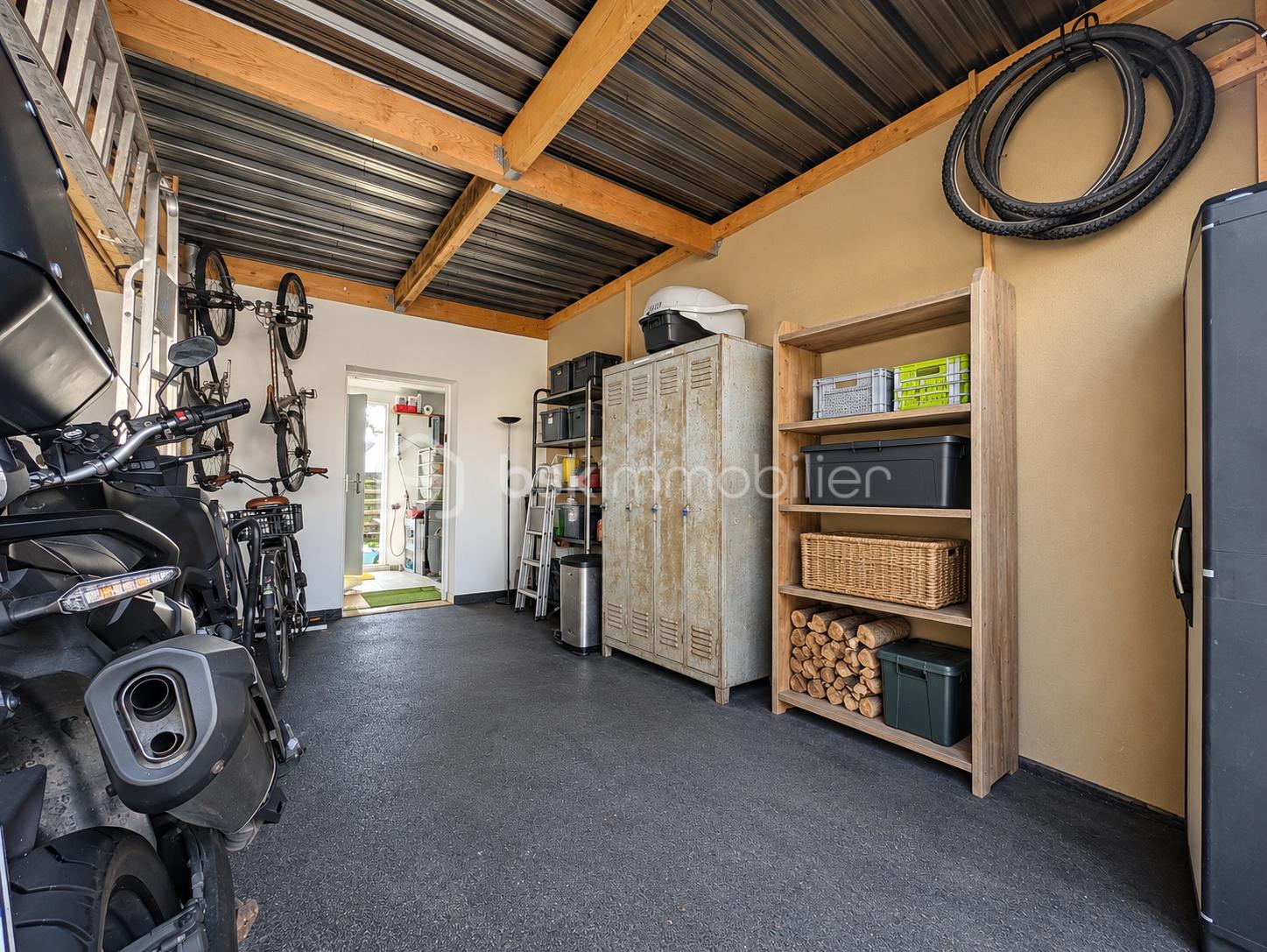 Garage-atelier soigneusement organisé.png