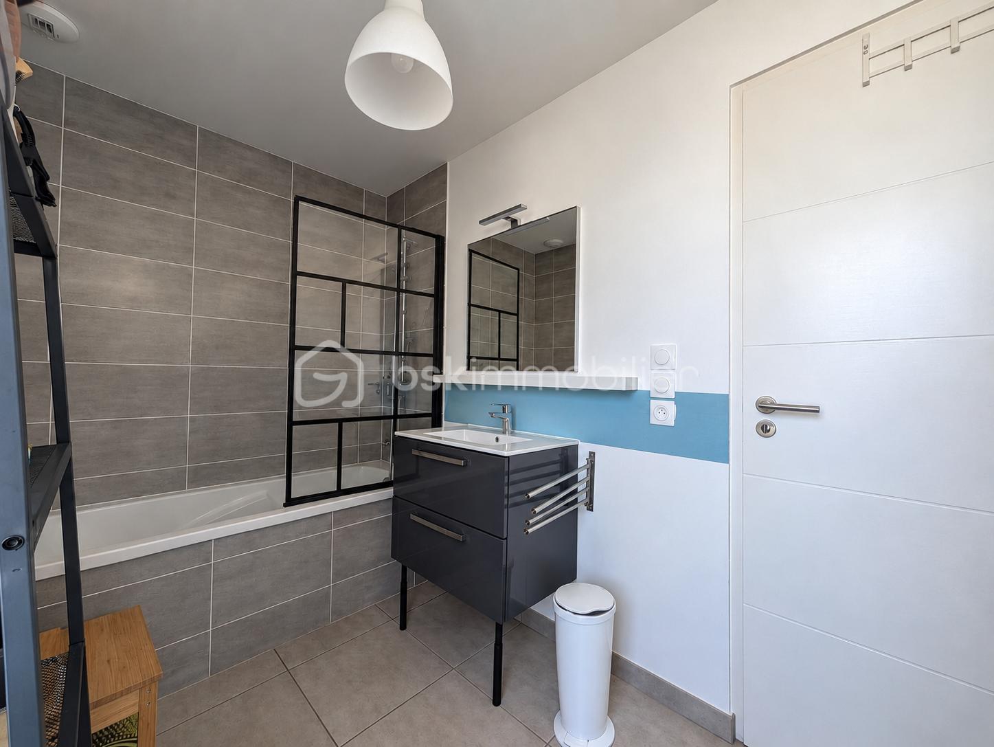 Salle de bains moderne et épurée.png