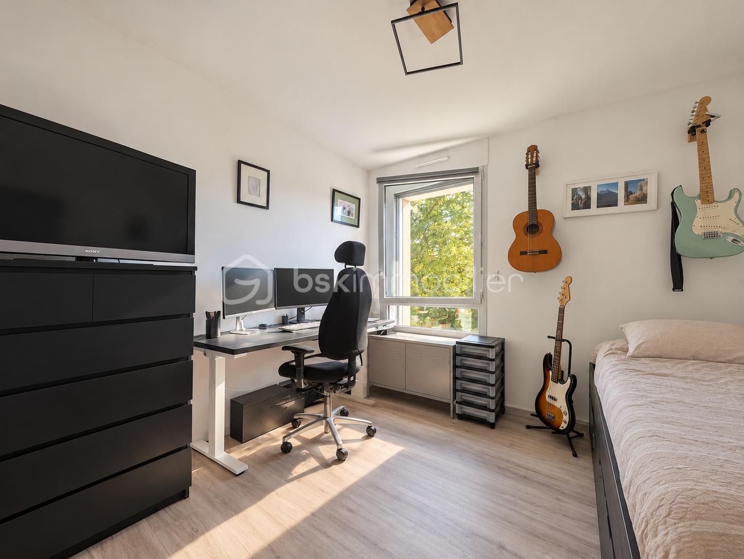 Chambre-bureau musicale lumineuse et ordonnée.png