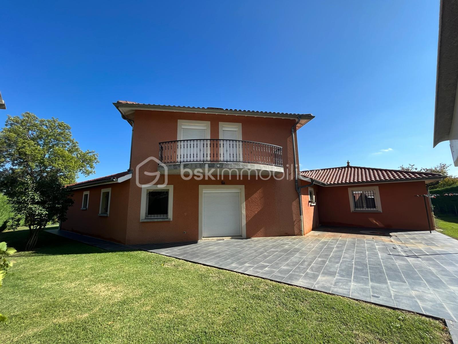 Maison traditionnelle de 141 m² - face arriere Mme.jpeg