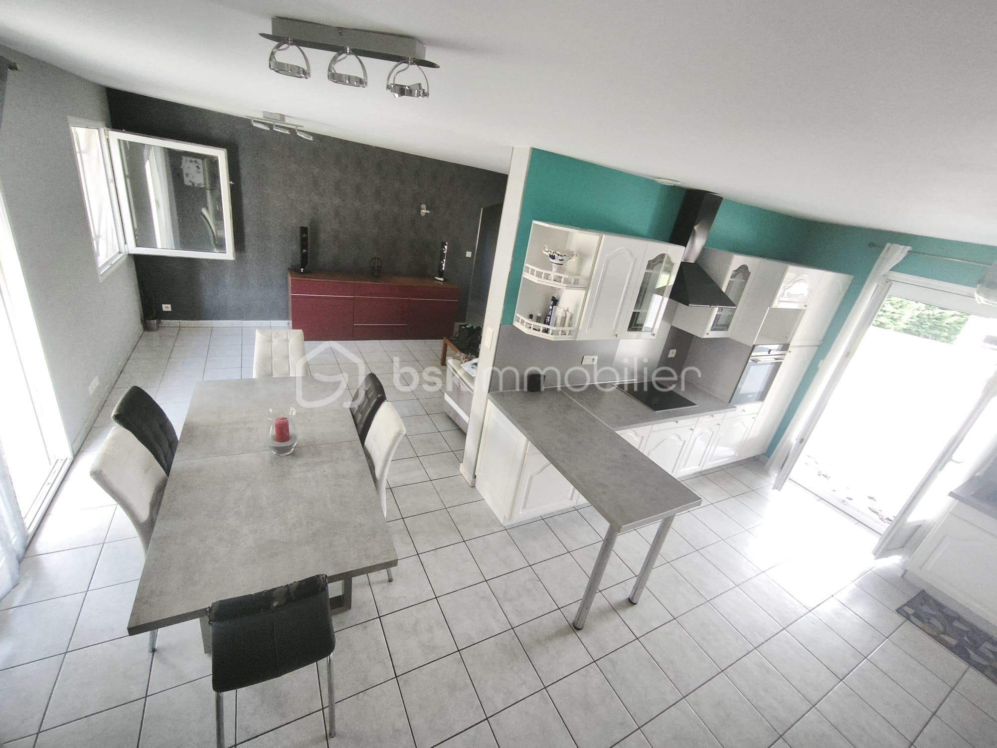 Maison traditionnelle de 141 m² - cuisine sejour.jpeg