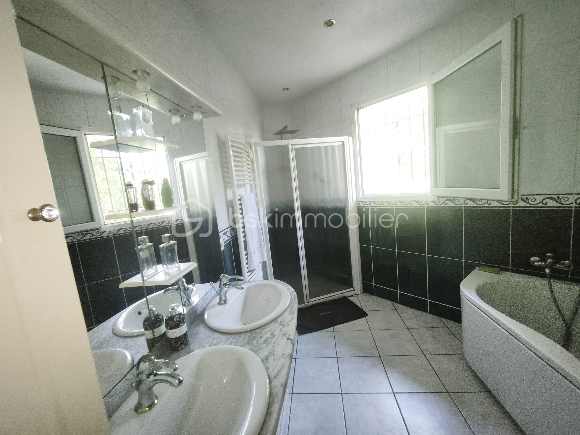 Maison traditionnelle de 141 m² - sdb.jpeg