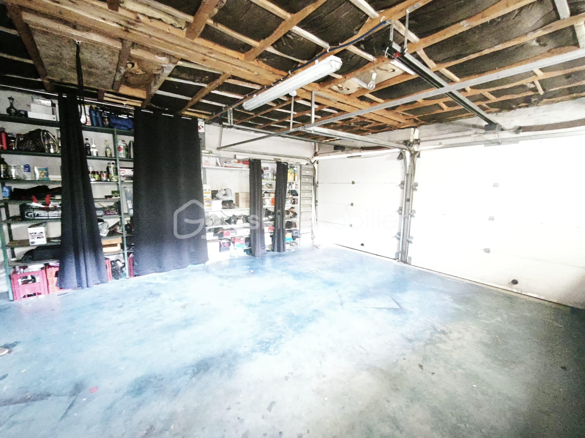 Maison traditionnelle de 141 m² - garage.jpeg