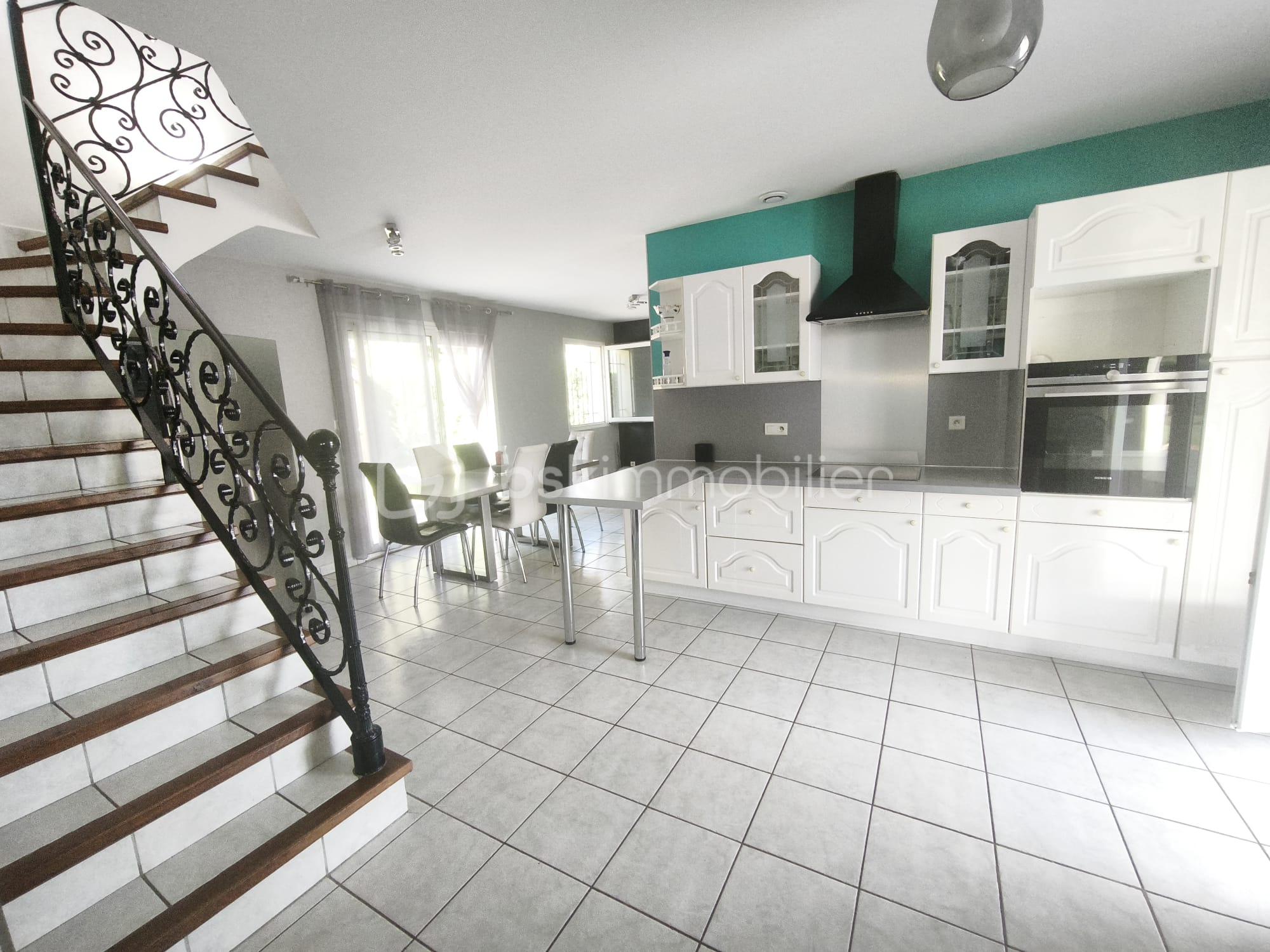 Maison traditionnelle de 141 m² - cuisine escalier annonce.jpeg