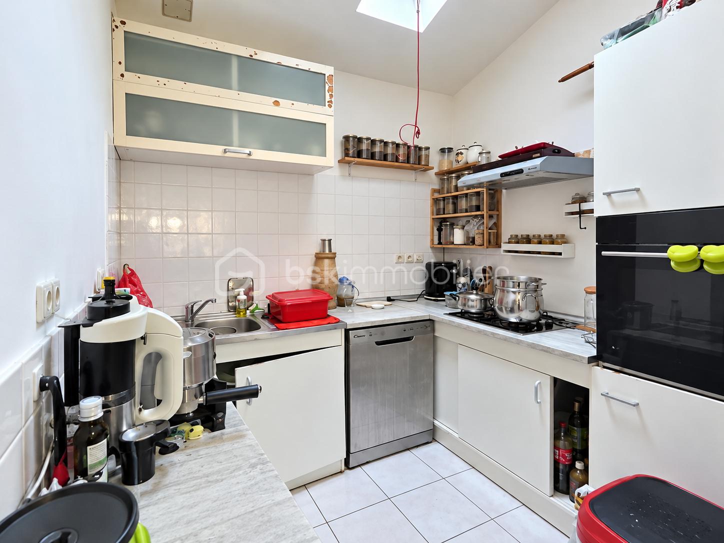 Cuisine moderne blanche, lumineuse et rangée.png