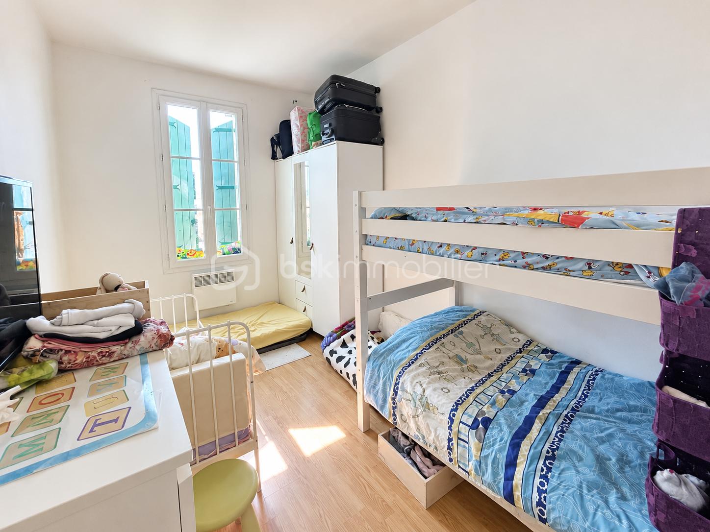 Chambre d’enfant lumineuse et bien rangée.png