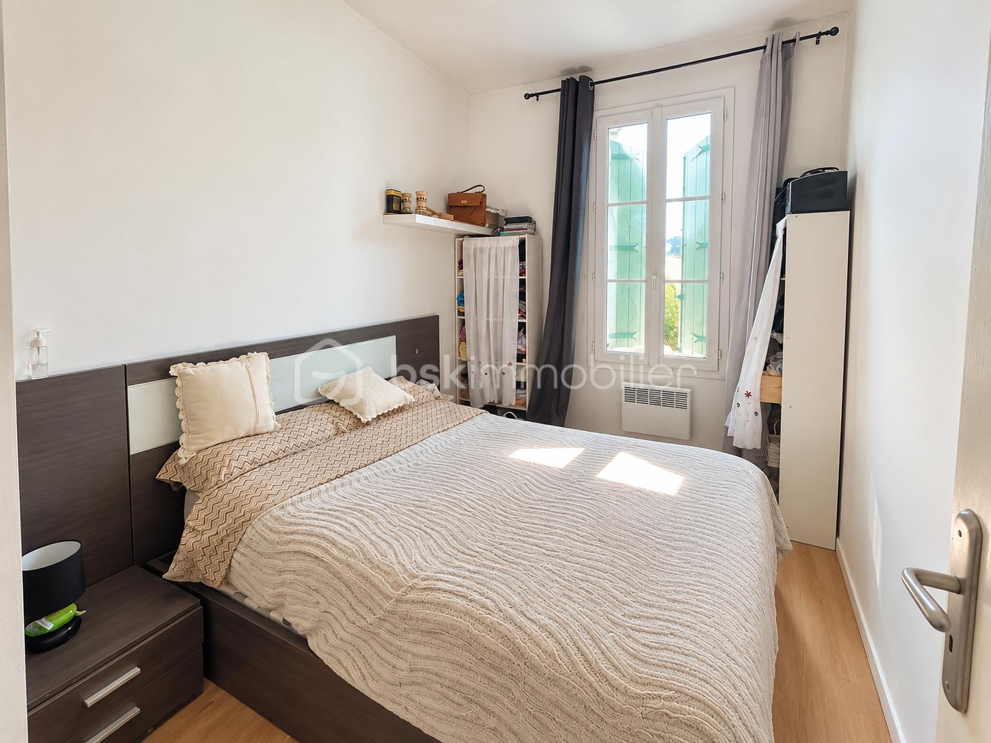 Chambre lumineuse et parfaitement rangée.png
