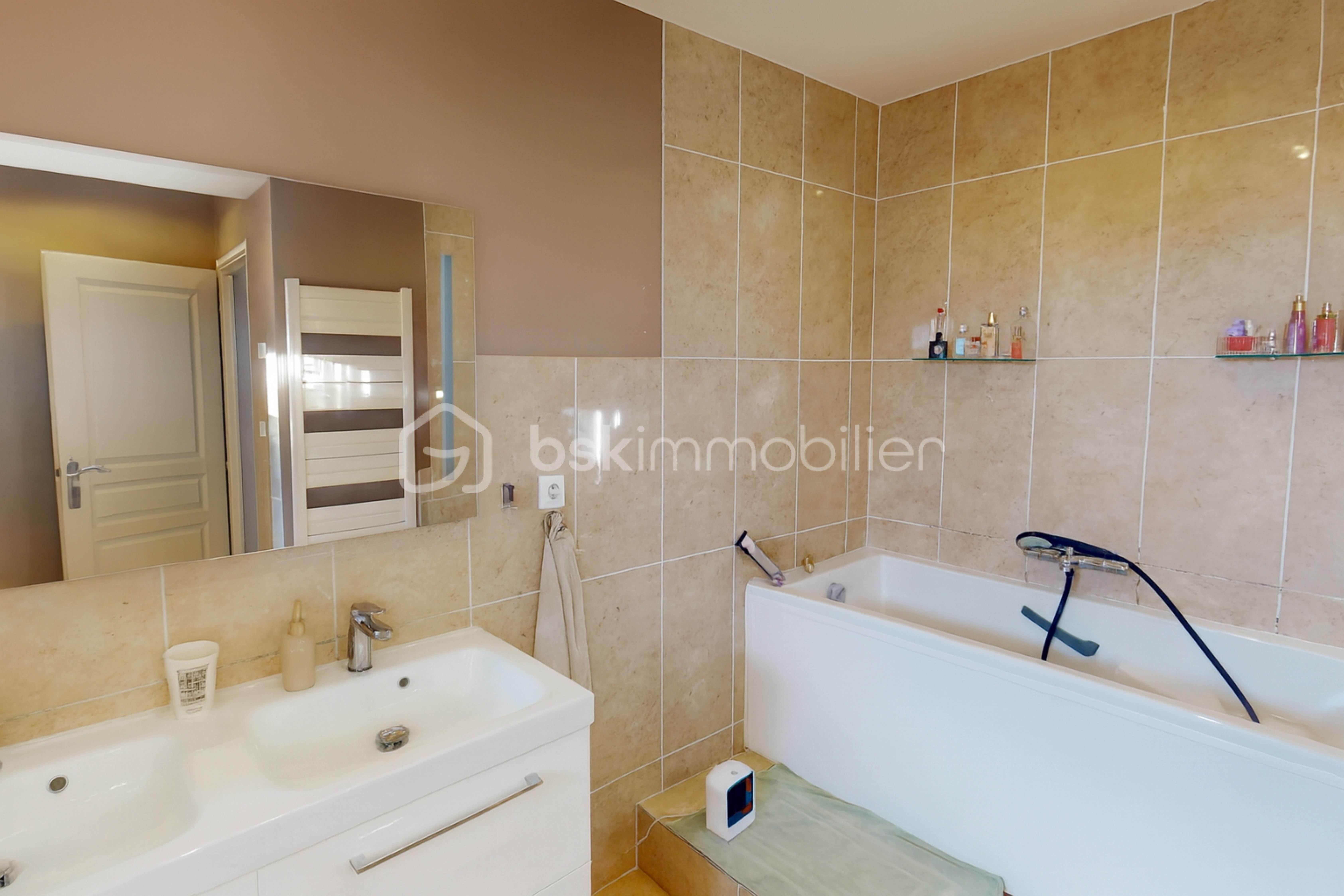 Maison de 140 m² - Salle de bain moderne et élégante.png