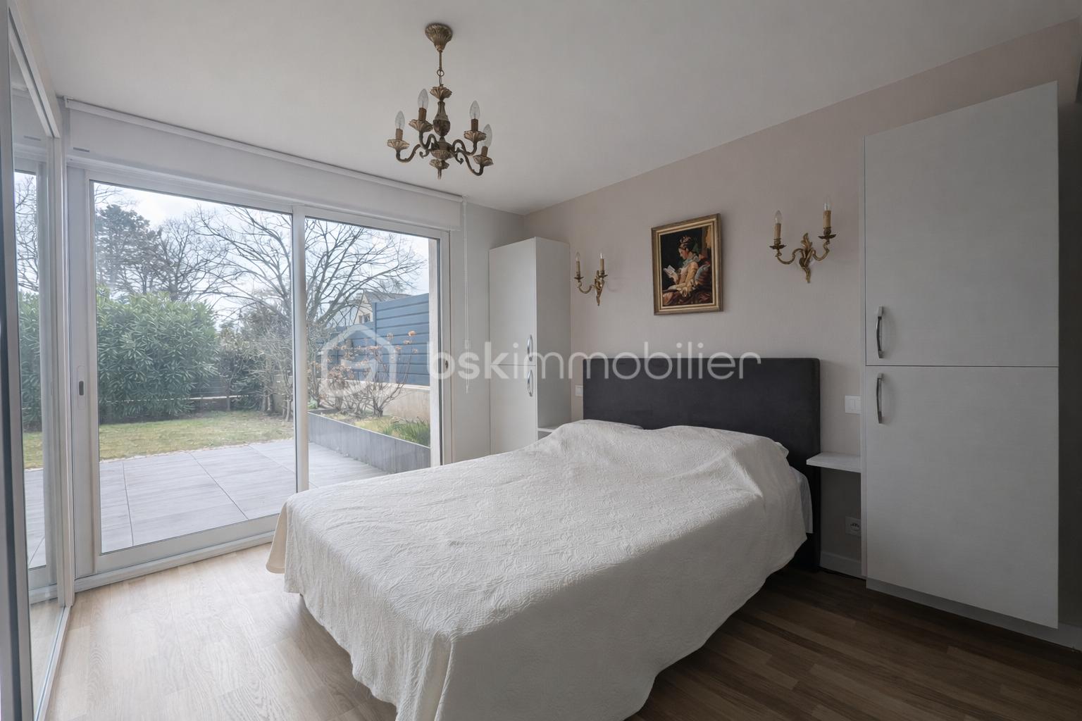 Chambre lumineuse avec vue sur jardin.png