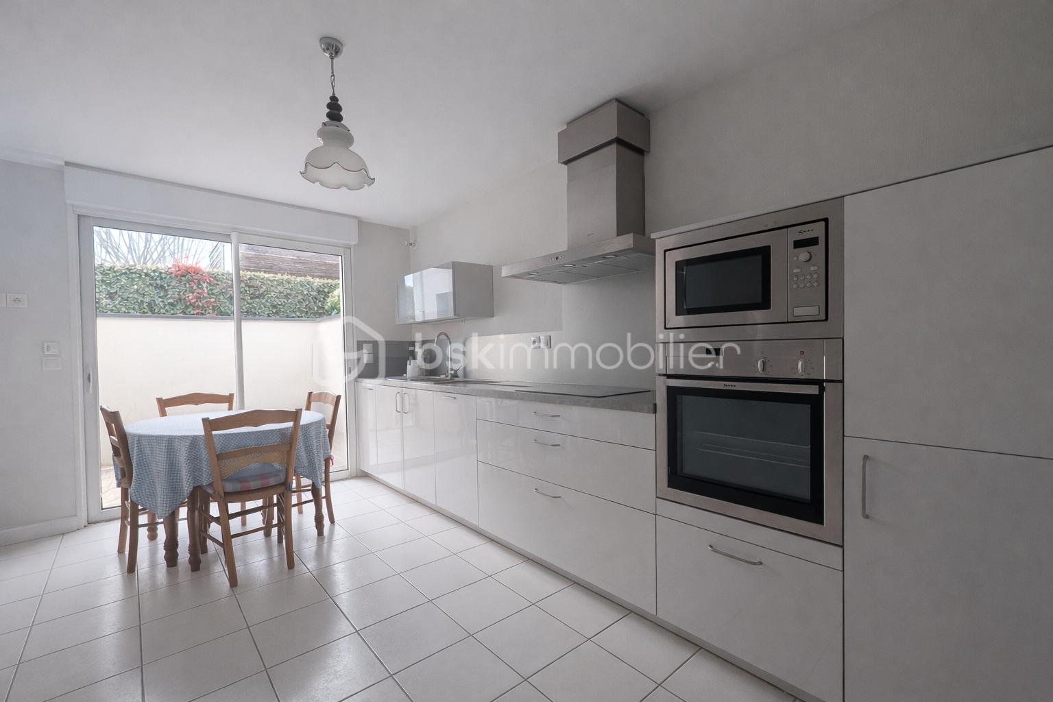 Cuisine moderne et lumineuse avec salle à manger.png