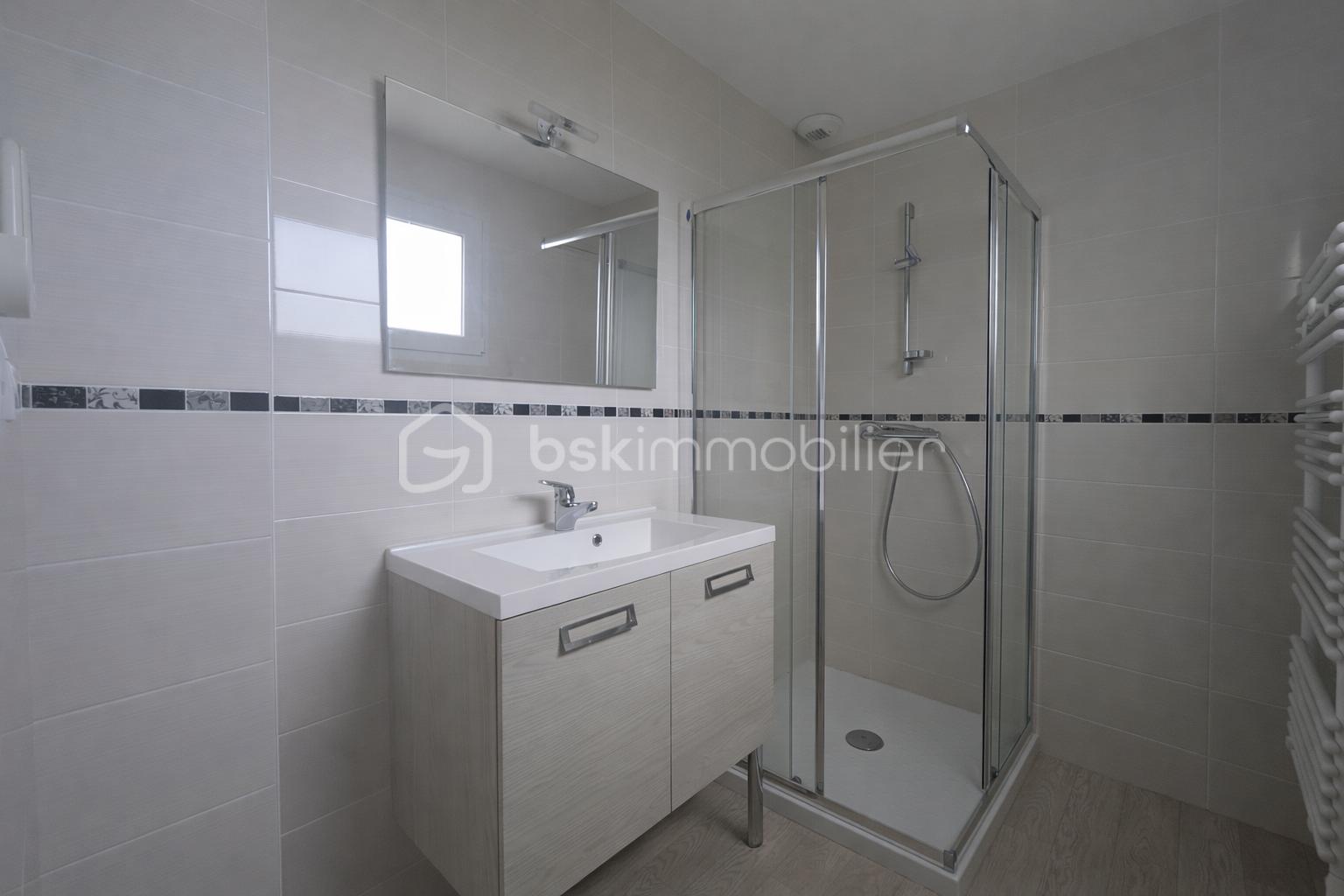 Salle de bains moderne et minimaliste.png