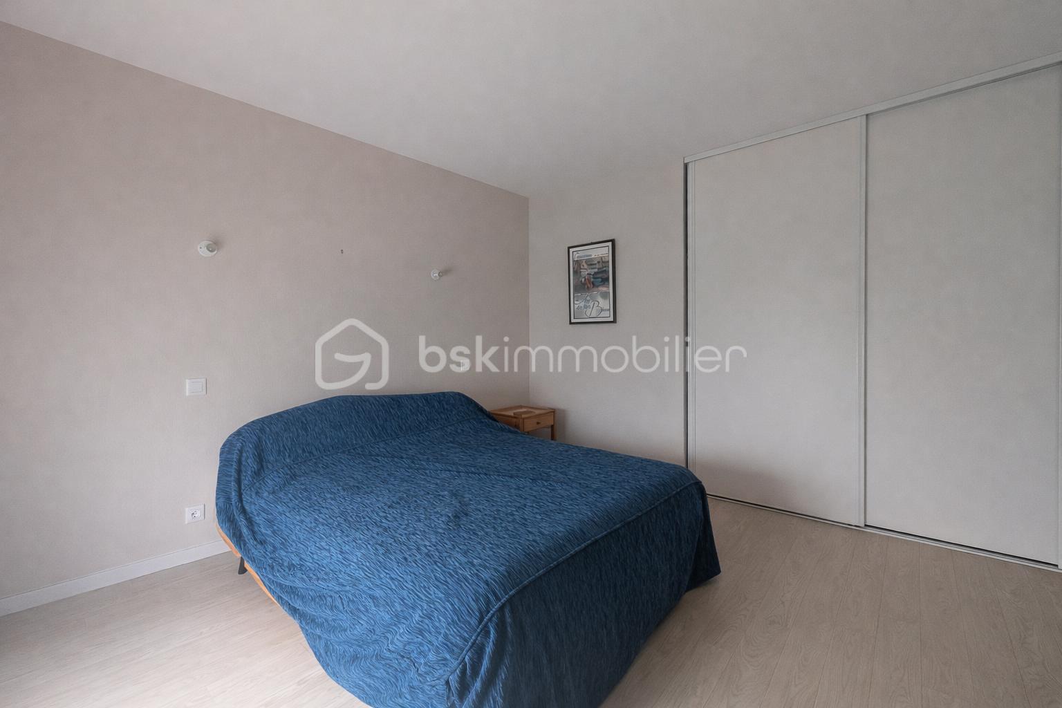 Chambre moderne et épurée de jour.png