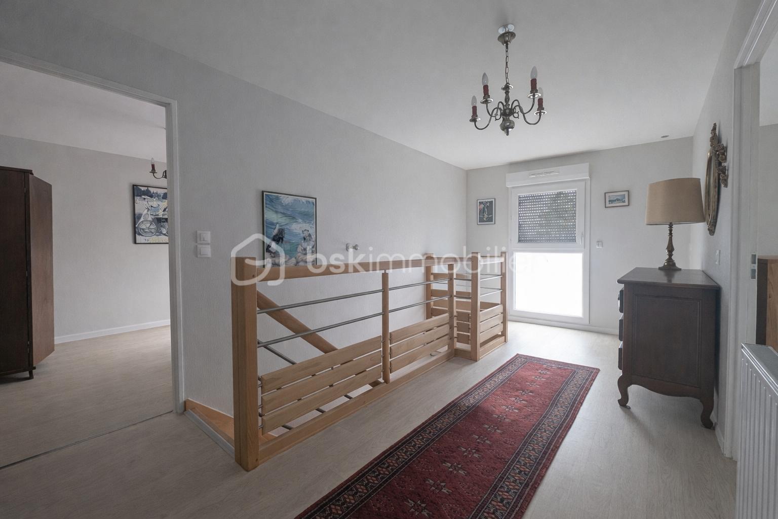 Escalier lumineux et mobilier antique.png