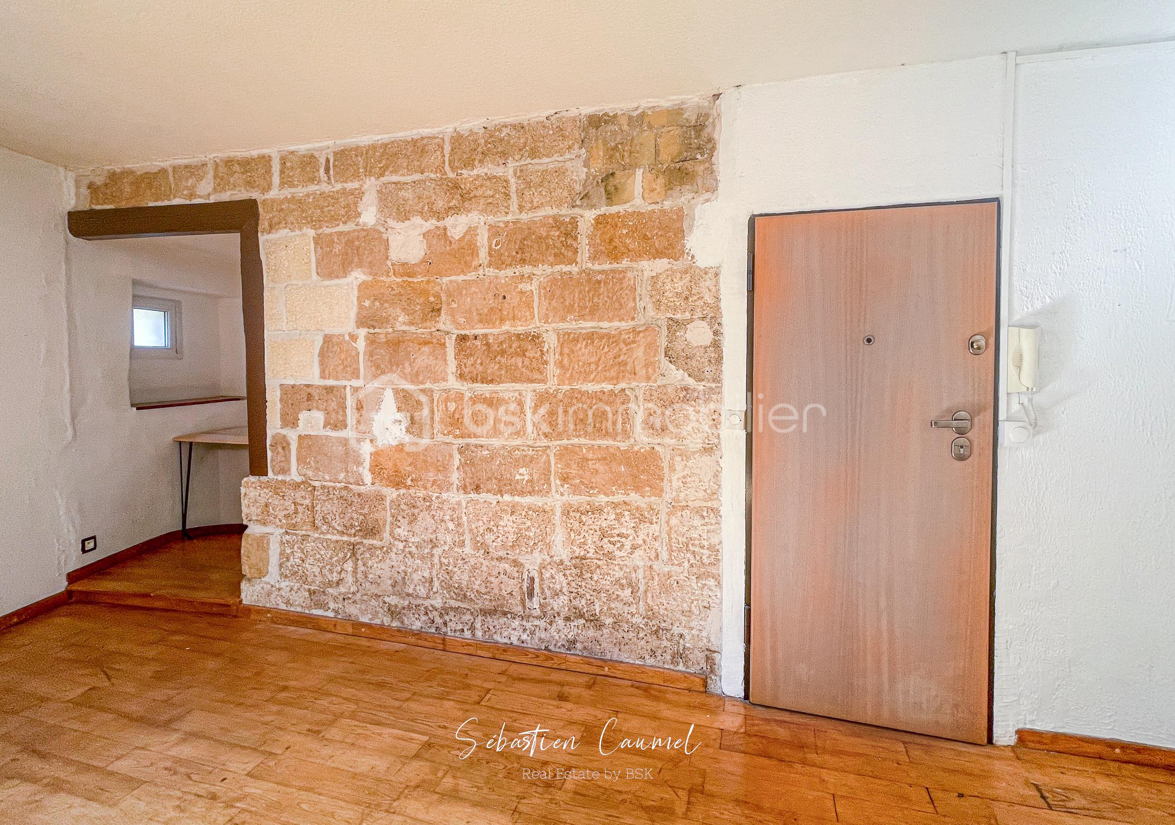montpellier-ecusson-appartement-mur-pierres-apparentes.jpg