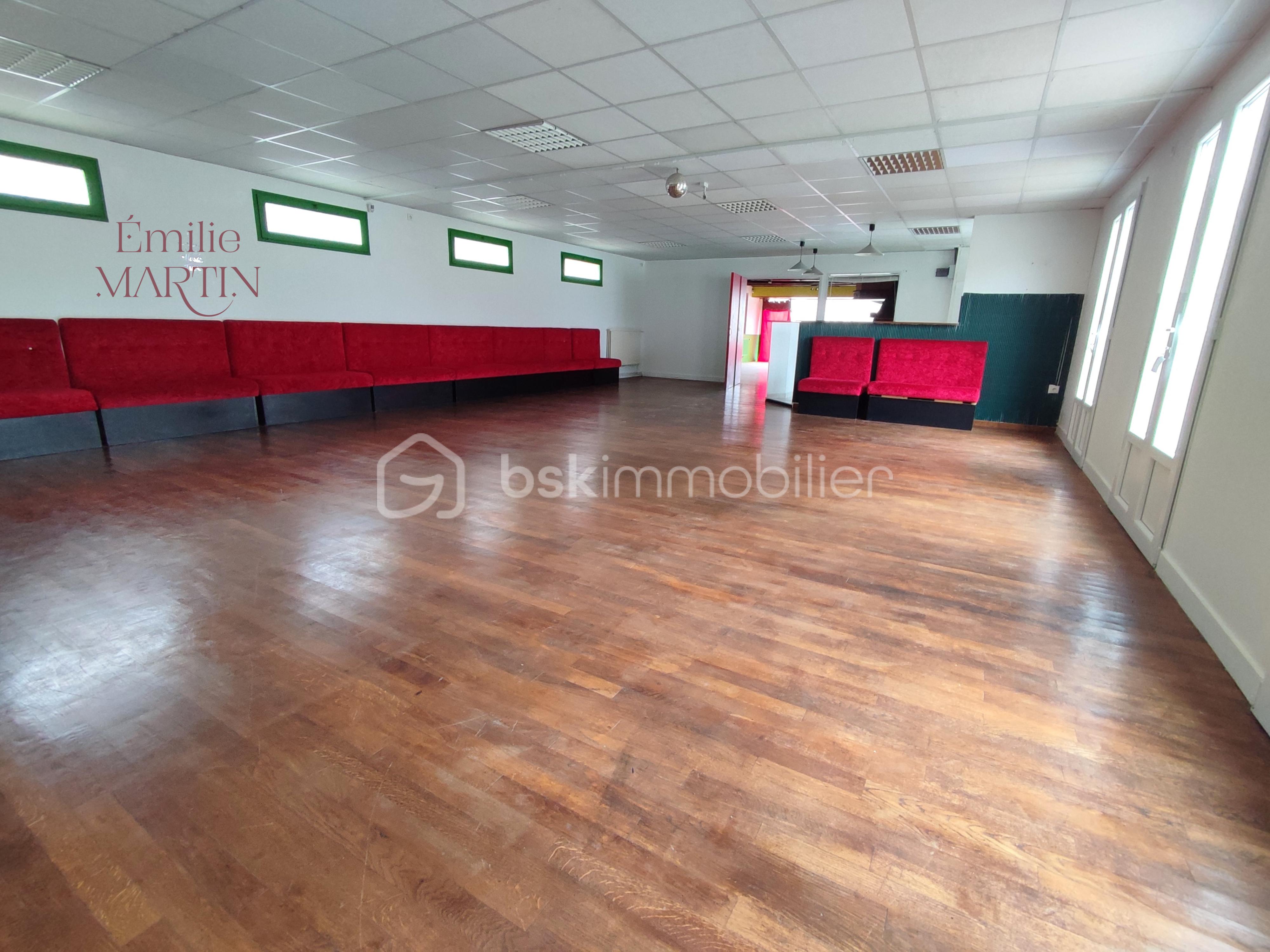 Local d activites de 388 m² - 4.png