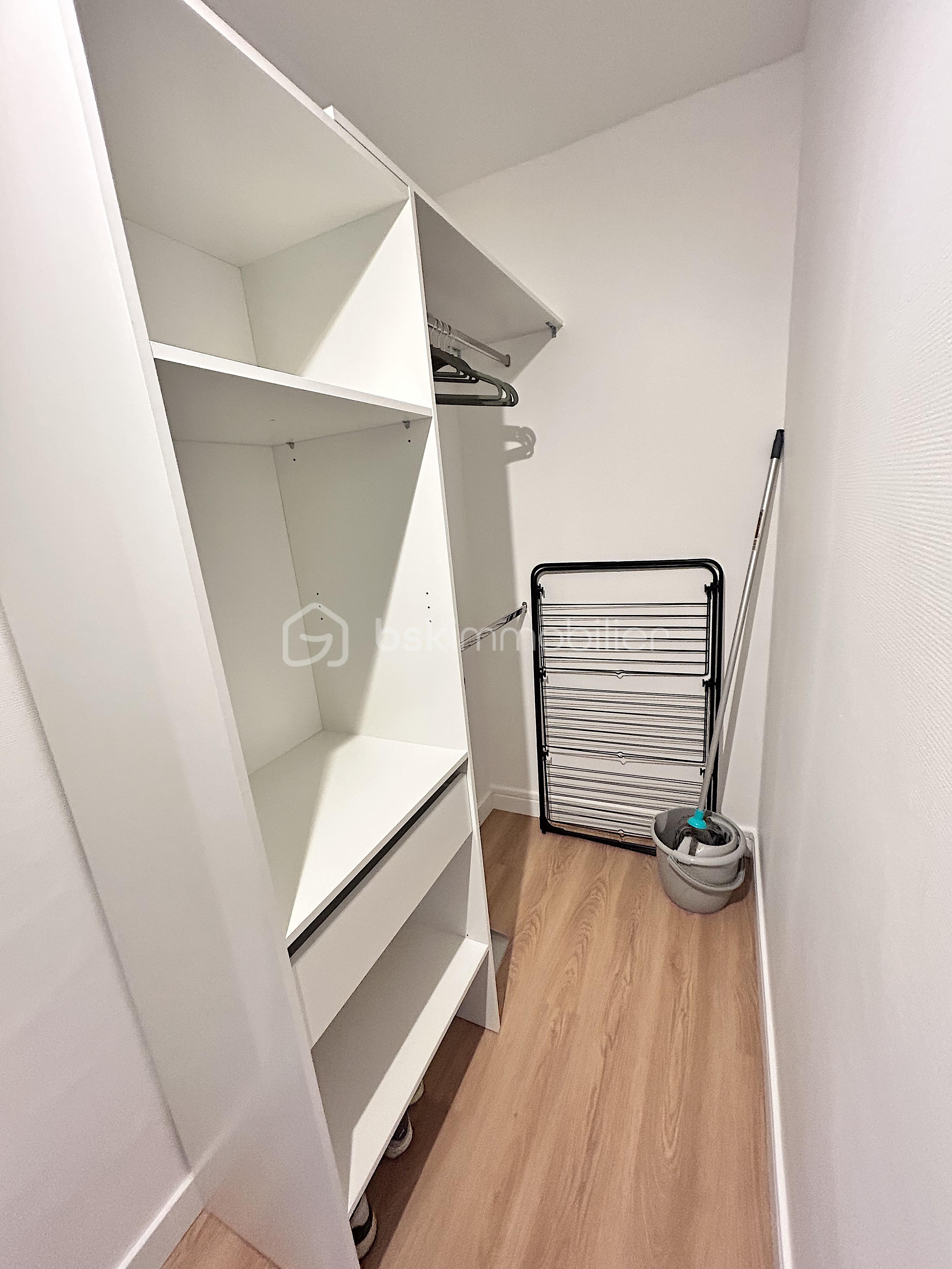 Appartement de 32,74 m² - dressing.jpeg