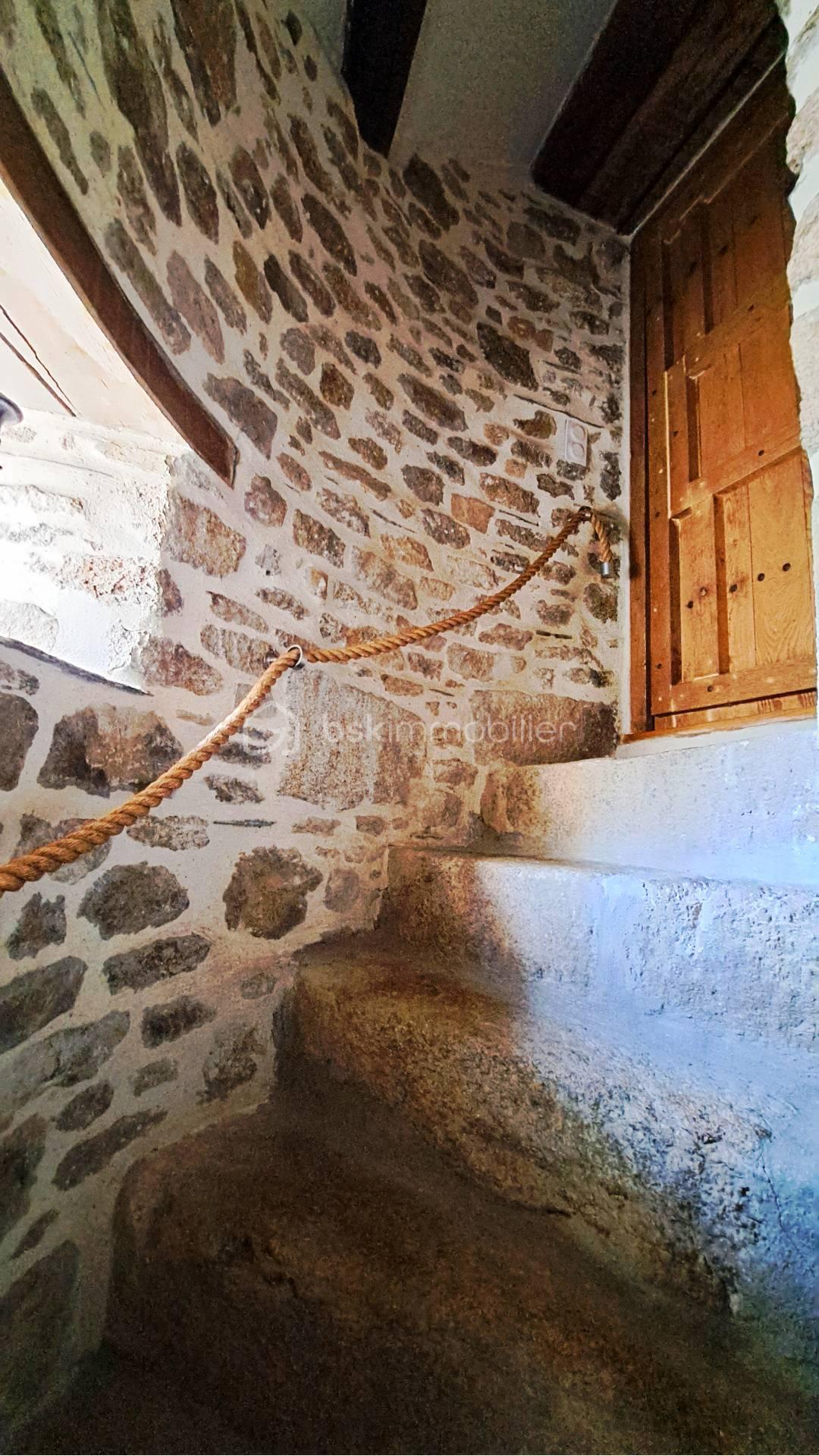 montée escalier tourelle.jpg