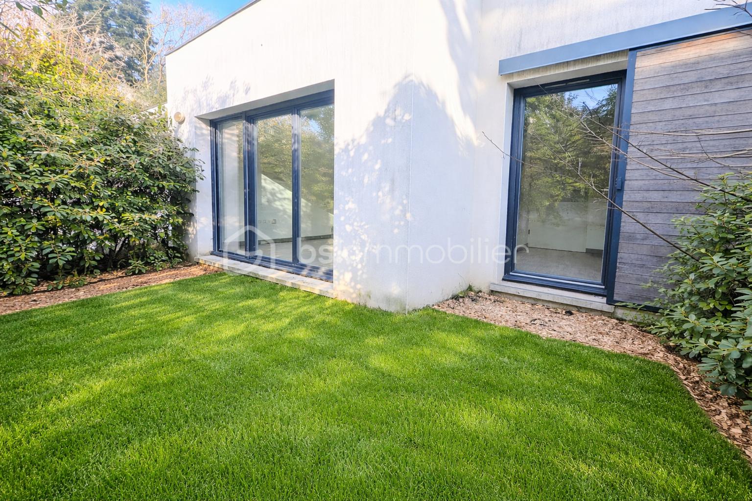 Jardin moderne avec portes vitrées.png