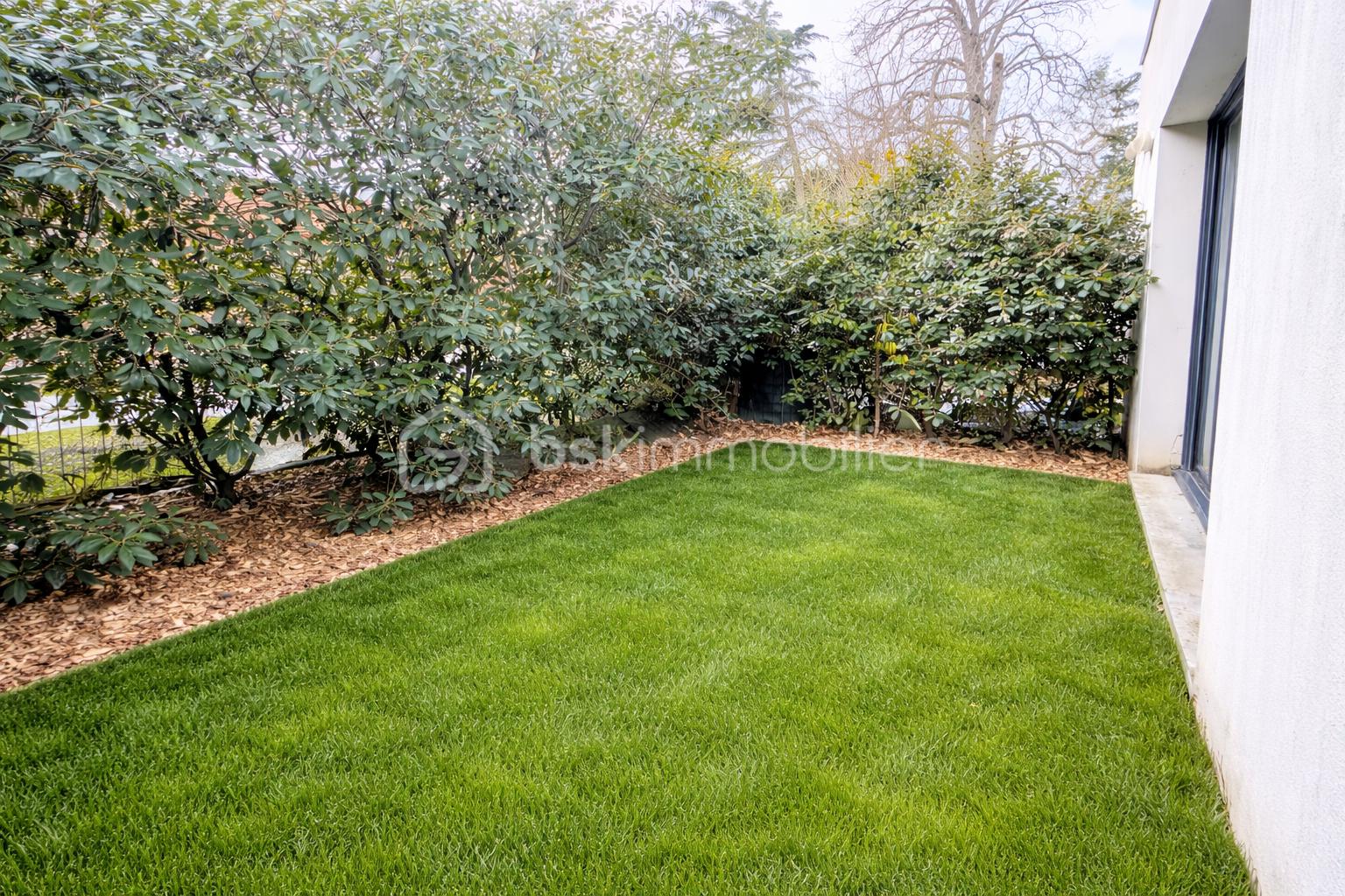 Jardin paysager près de la maison.png