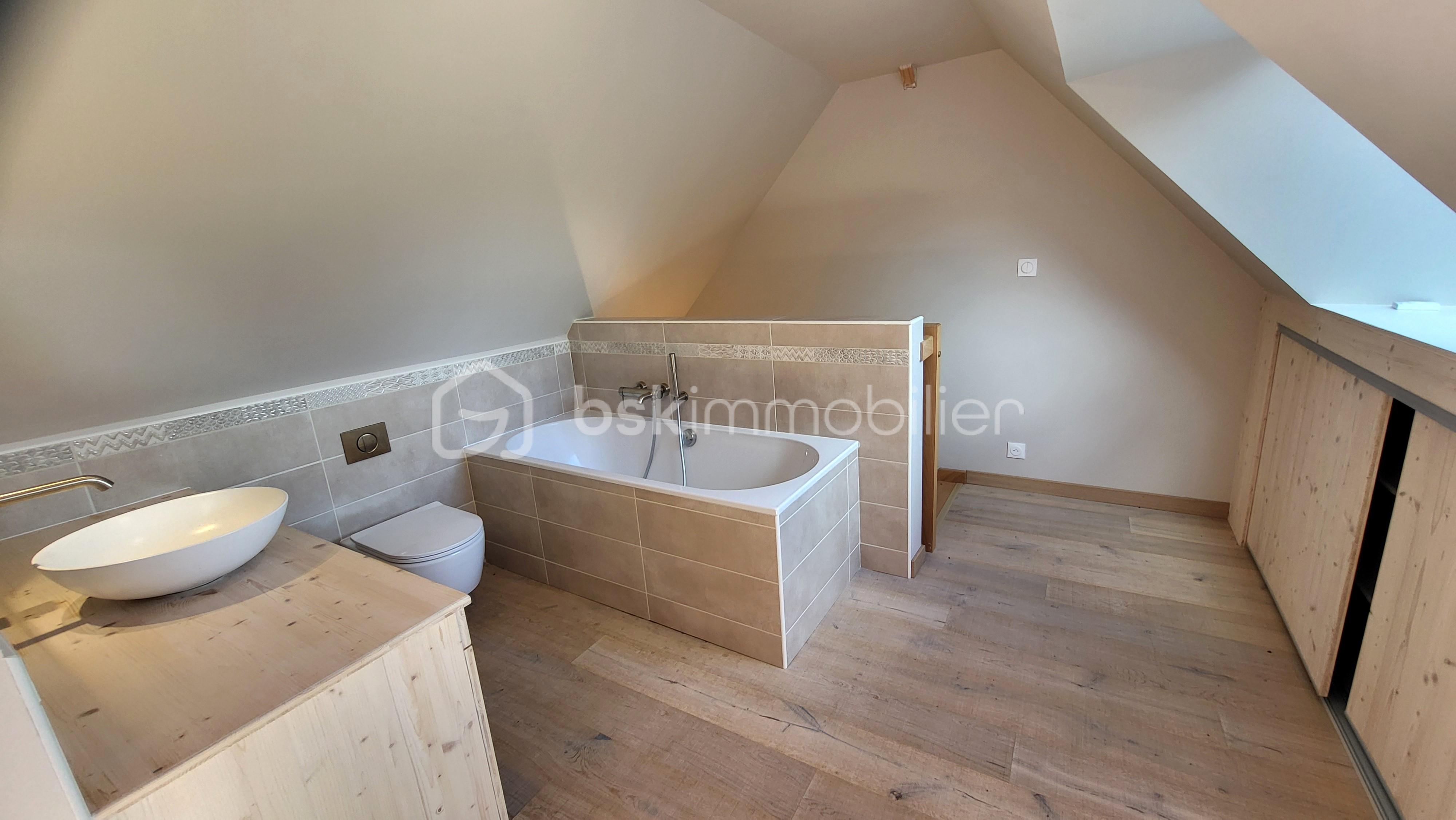Maison en pierre de 95 m² - TEAL salle d'eau privative ple.jpg