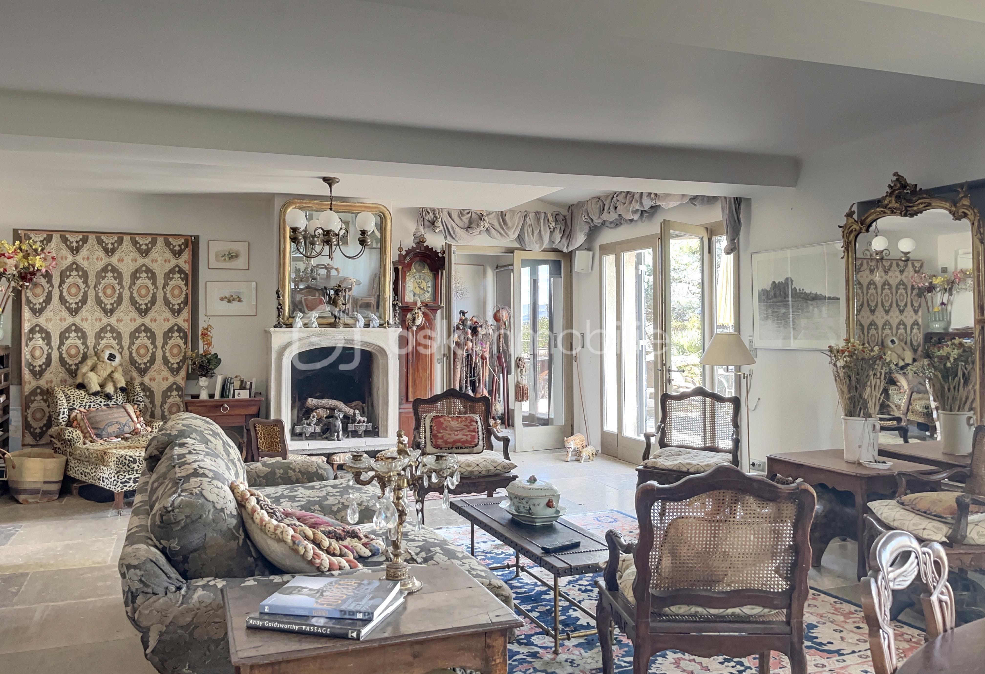 Maison provencale de 176 m² - SALON-4.jpg