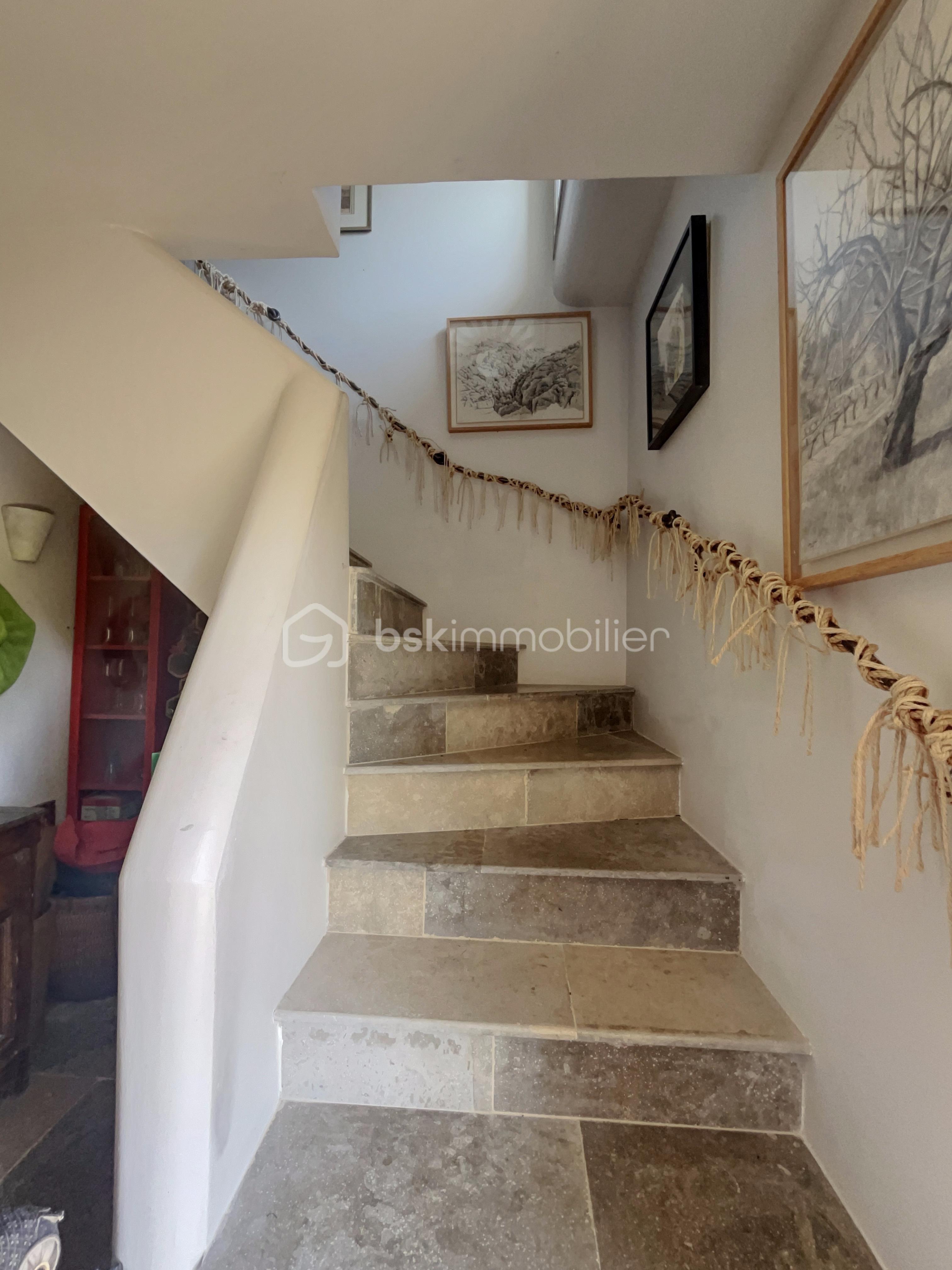 Maison provencale de 176 m² - ESCALIER.jpg