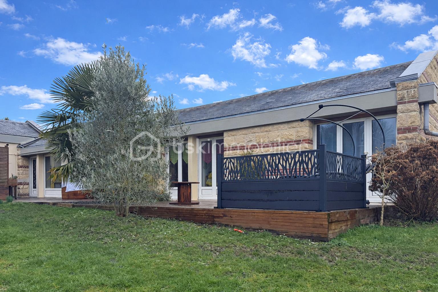 Maison unifamiliale avec jardin verdoyant.png