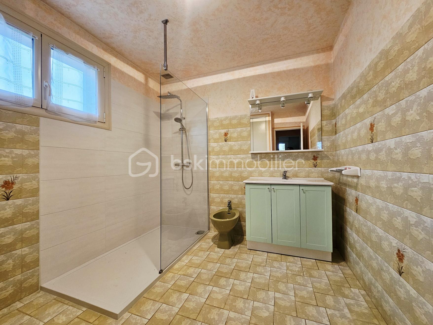 Maison traditionnelle de 140 m² - Sdb rdc.jpg