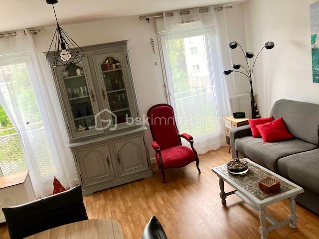 Appartement de 37 m² - cergy_2_fenêtres_meuble_gris_salon_table.jpg