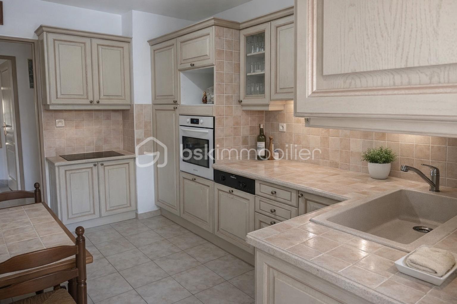 Cuisine traditionnelle lumineuse et accueillante.png