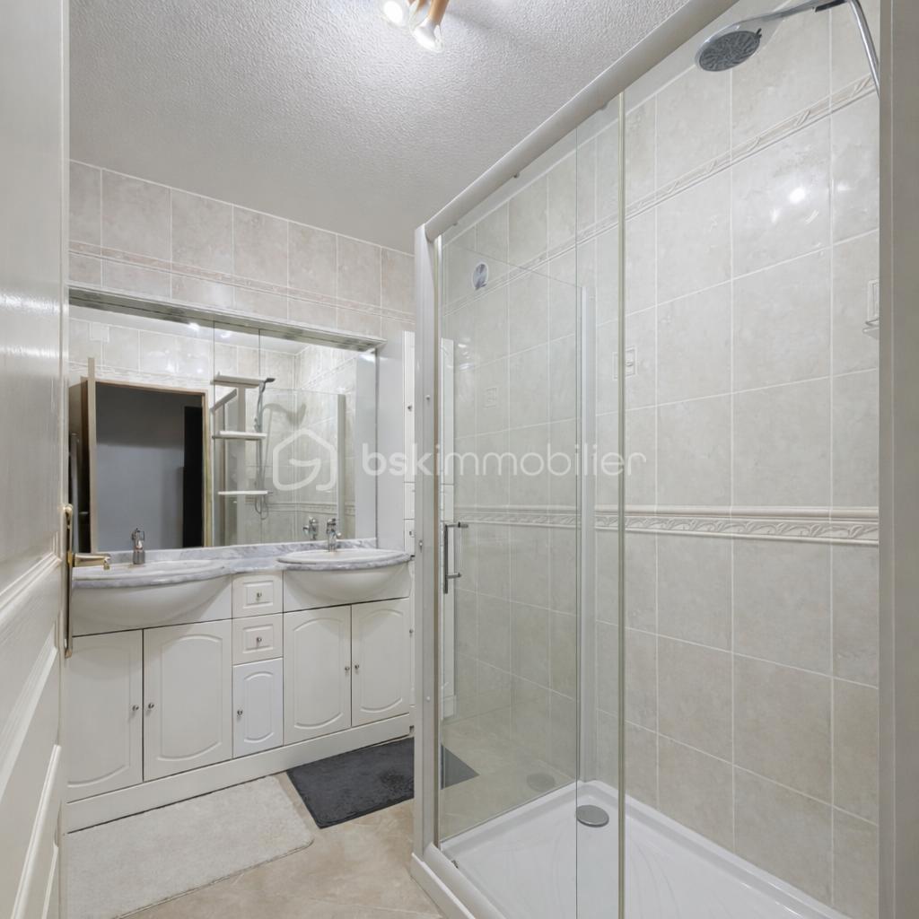 Salle de bain moderne et élégante.png