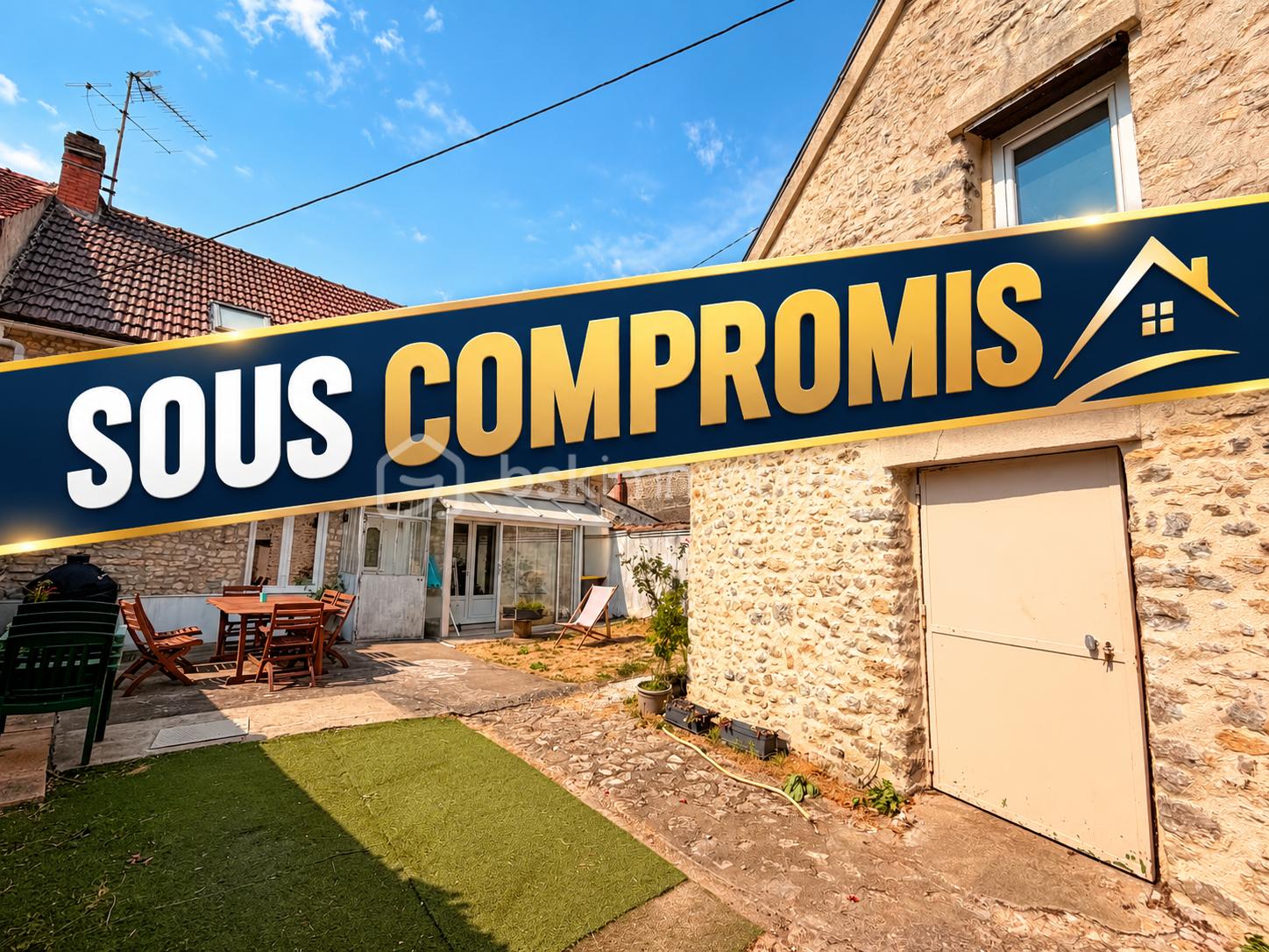Cour intérieure en pierre sous compromis.png