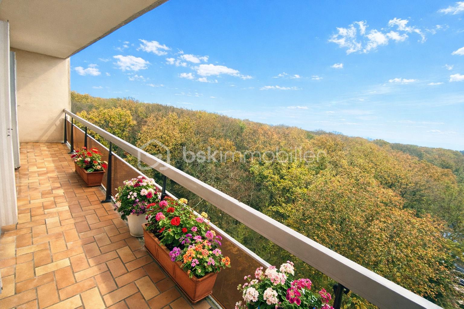Appartement de 80,89 m² - Balcon avec fleurs et vue sur forêt.png