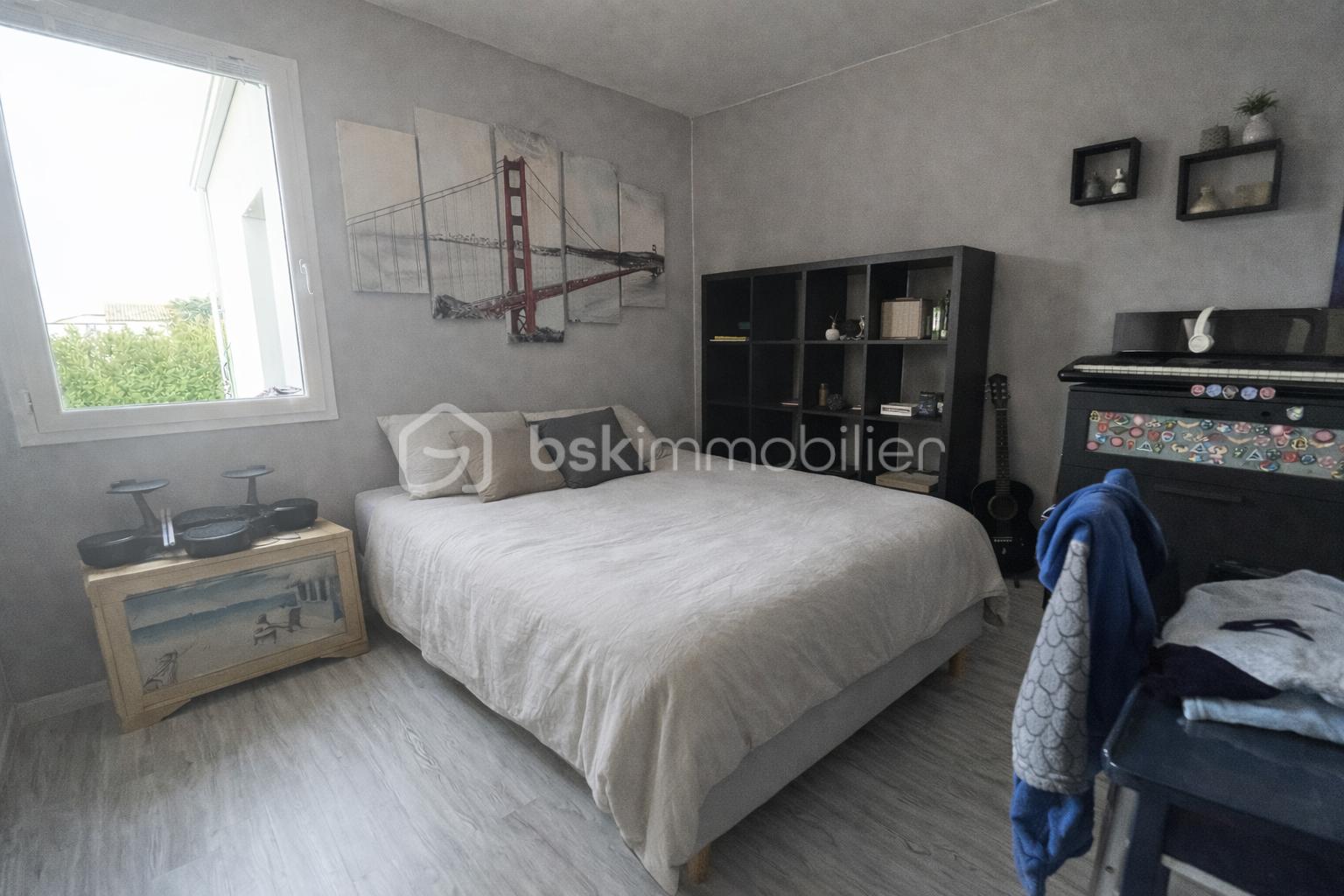Maison traditionnelle de 97 m² - Chambre moderne avec décoration artistique.png