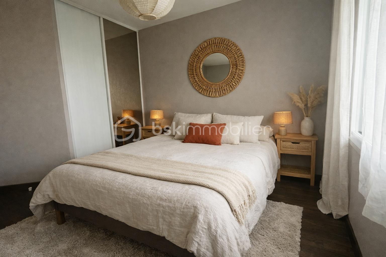 Maison traditionnelle de 97 m² - Chambre bohème chic et lumineuse.png