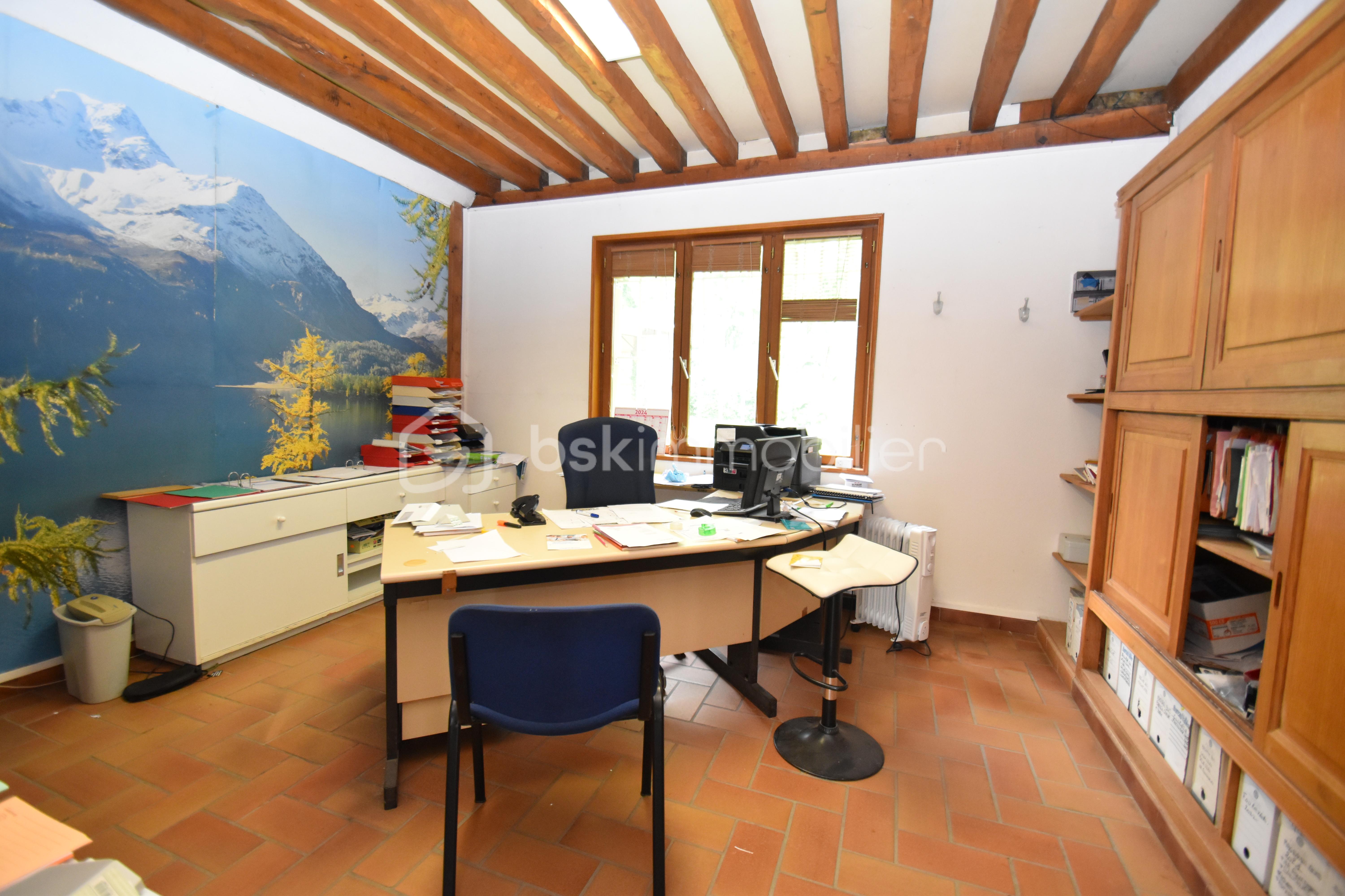 Local d activites de 2 600 m² - bur1.JPG
