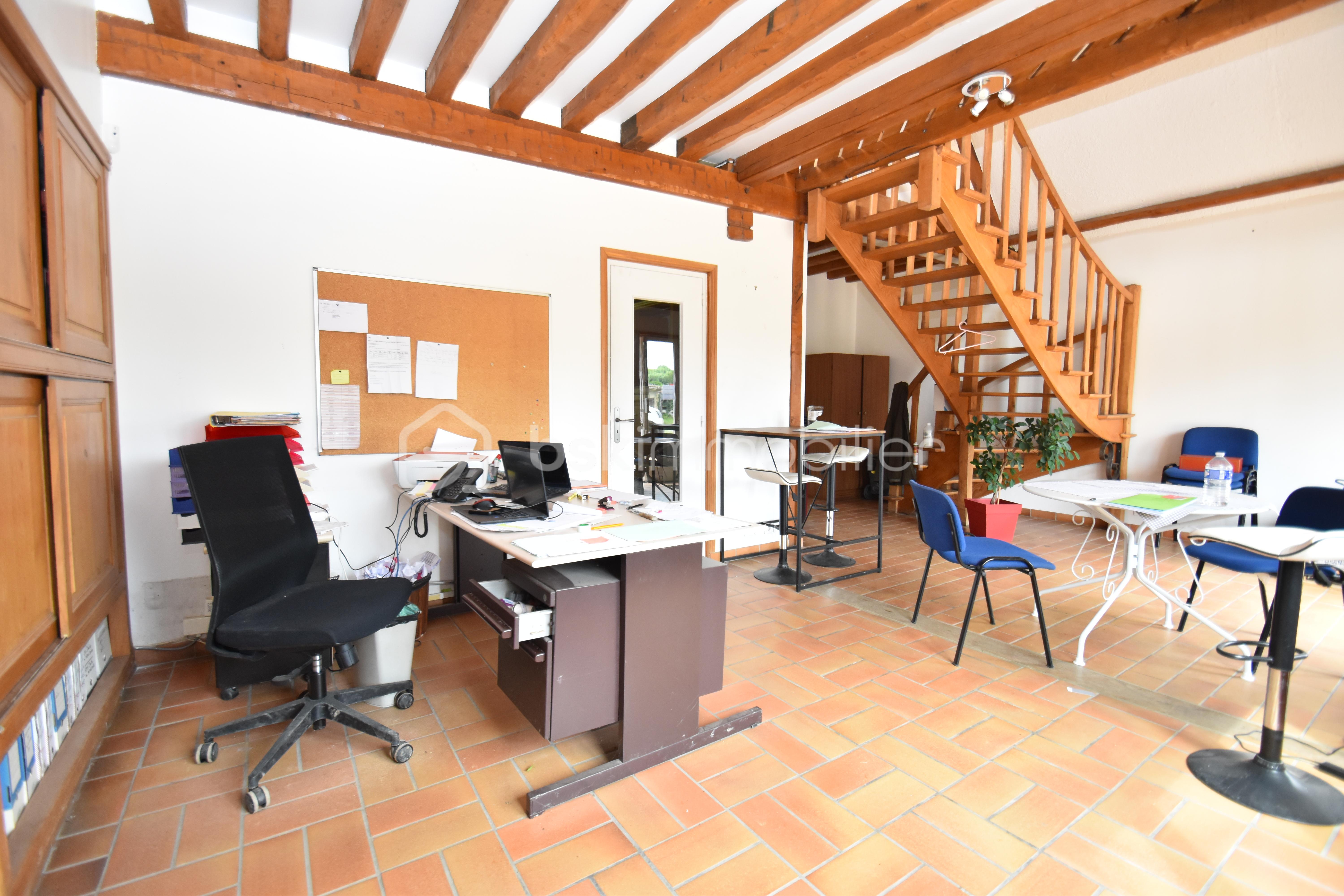 Local d activites de 2 600 m² - bur3.JPG
