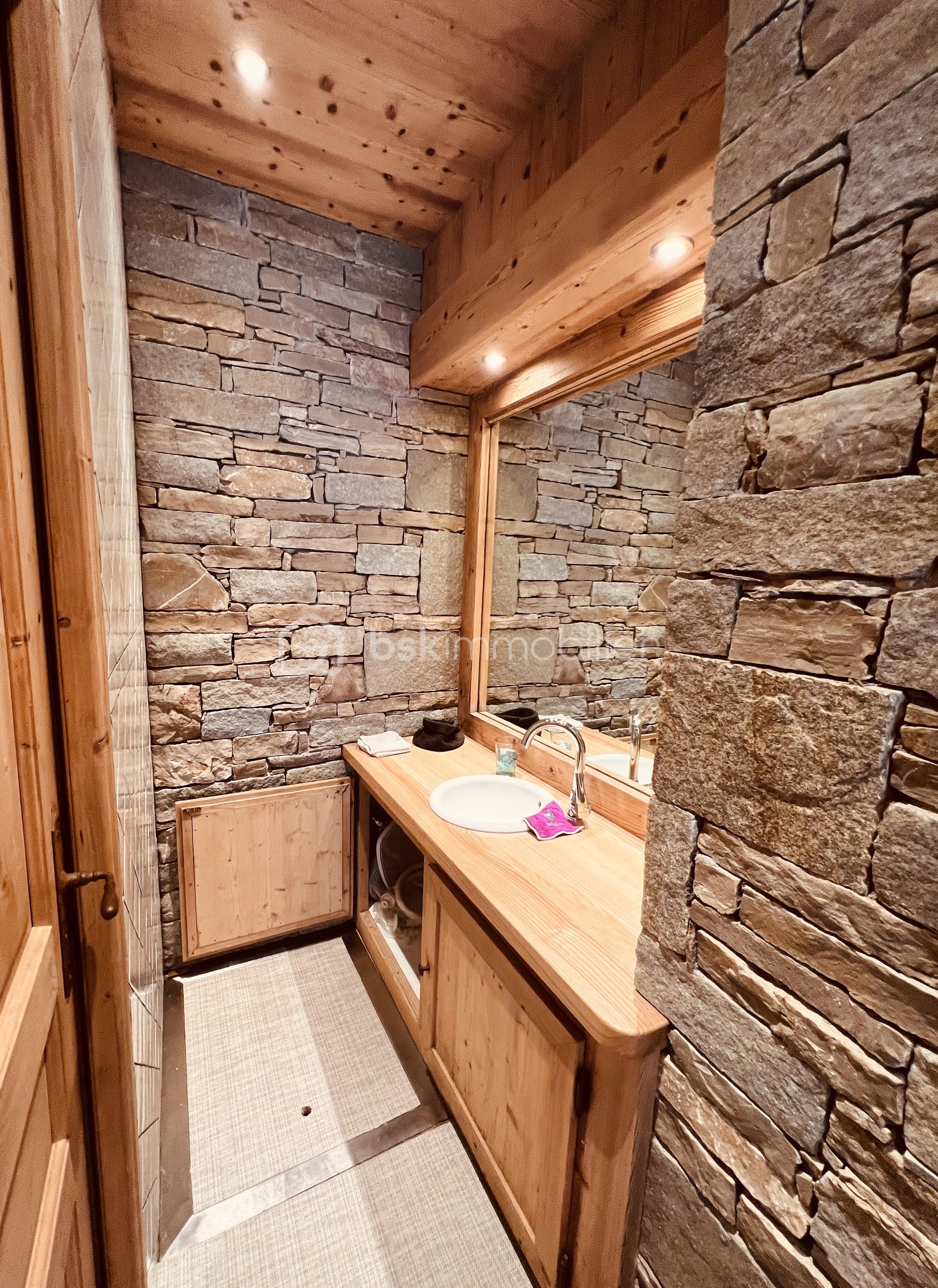 Maison de 350 m² - Photo lavabo piscine.jpg