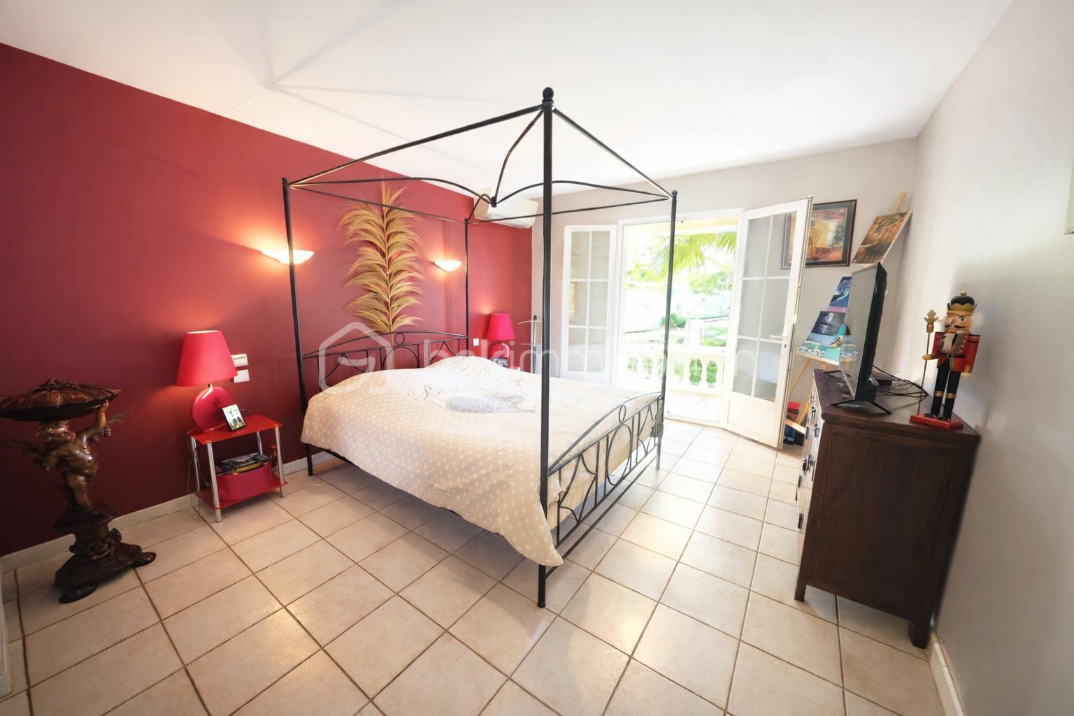 Chambre chaleureuse avec portes-fenêtres ouvertes.png