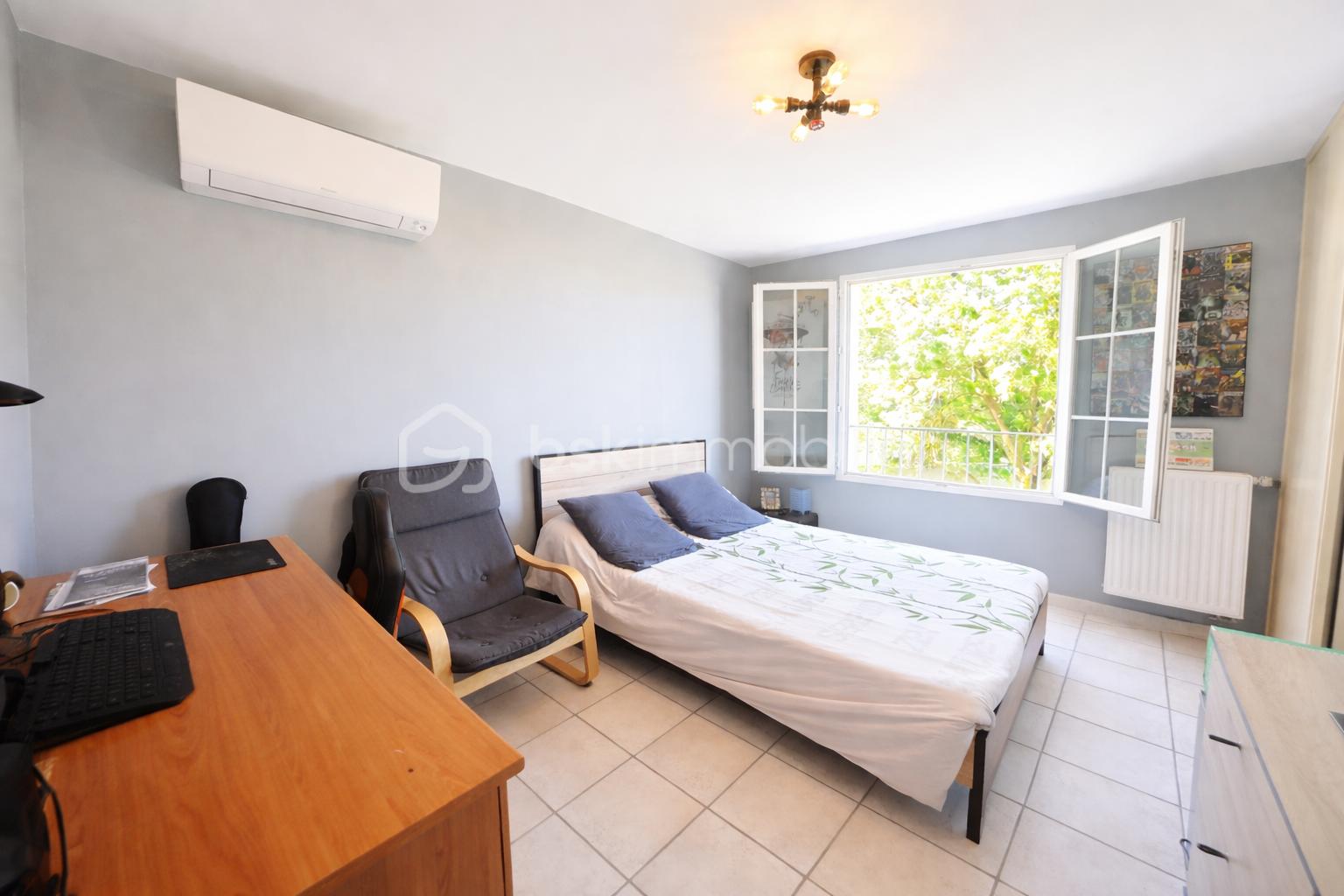 Chambre lumineuse avec vue sur le jardin.png