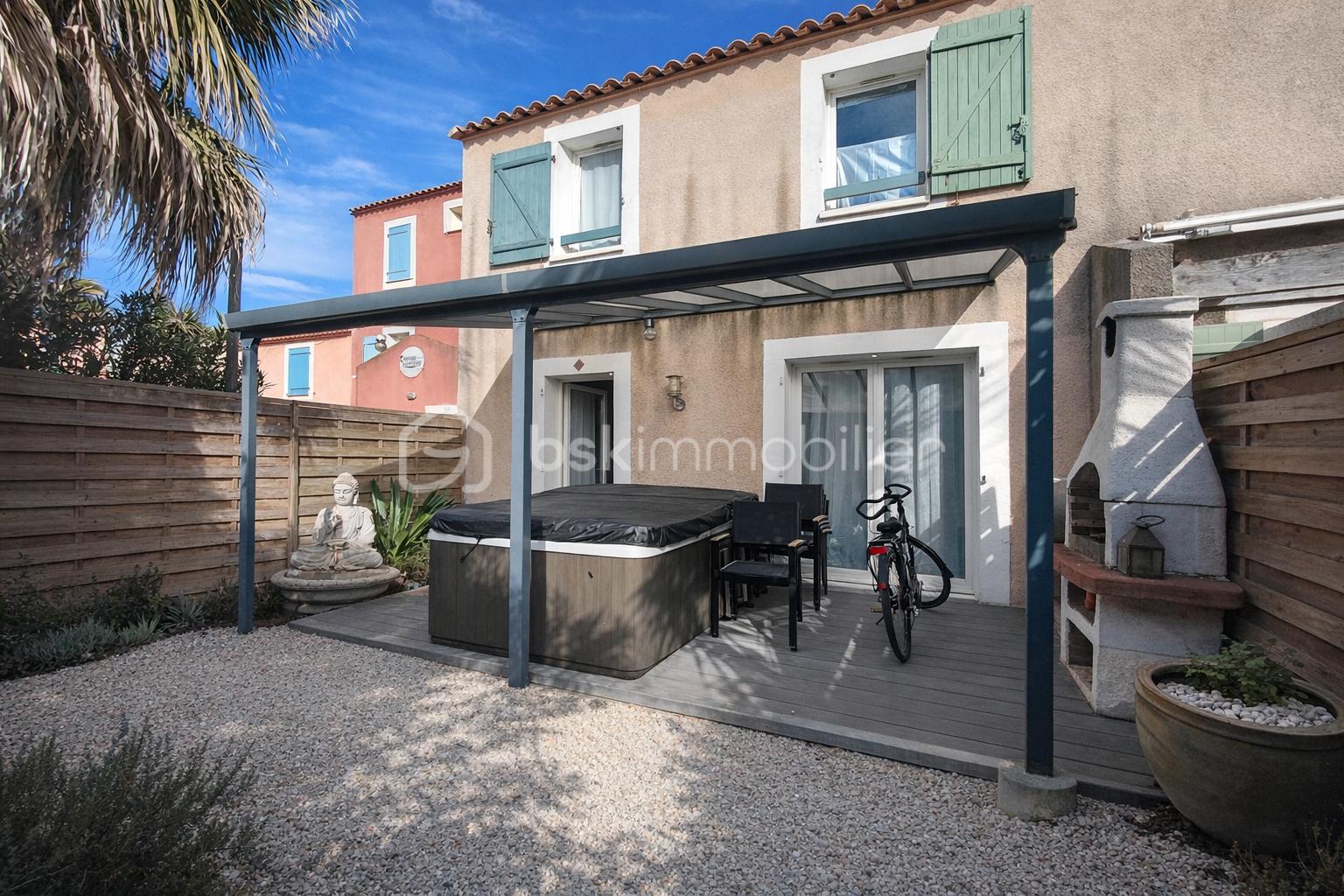 Jardin méditerranéen avec spa et barbecue.png