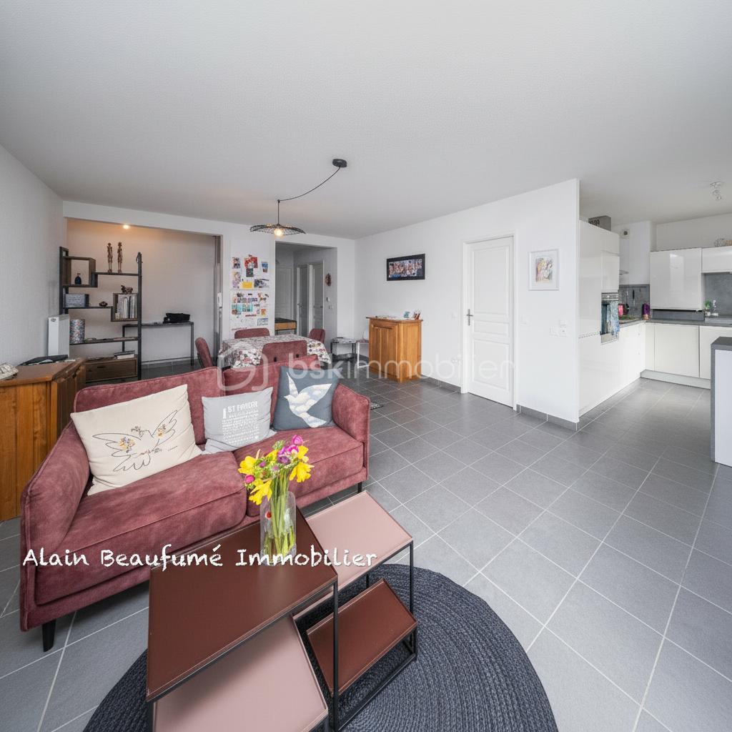 Salon depuis fenêtre côté droit fauteuils retirés.jpg