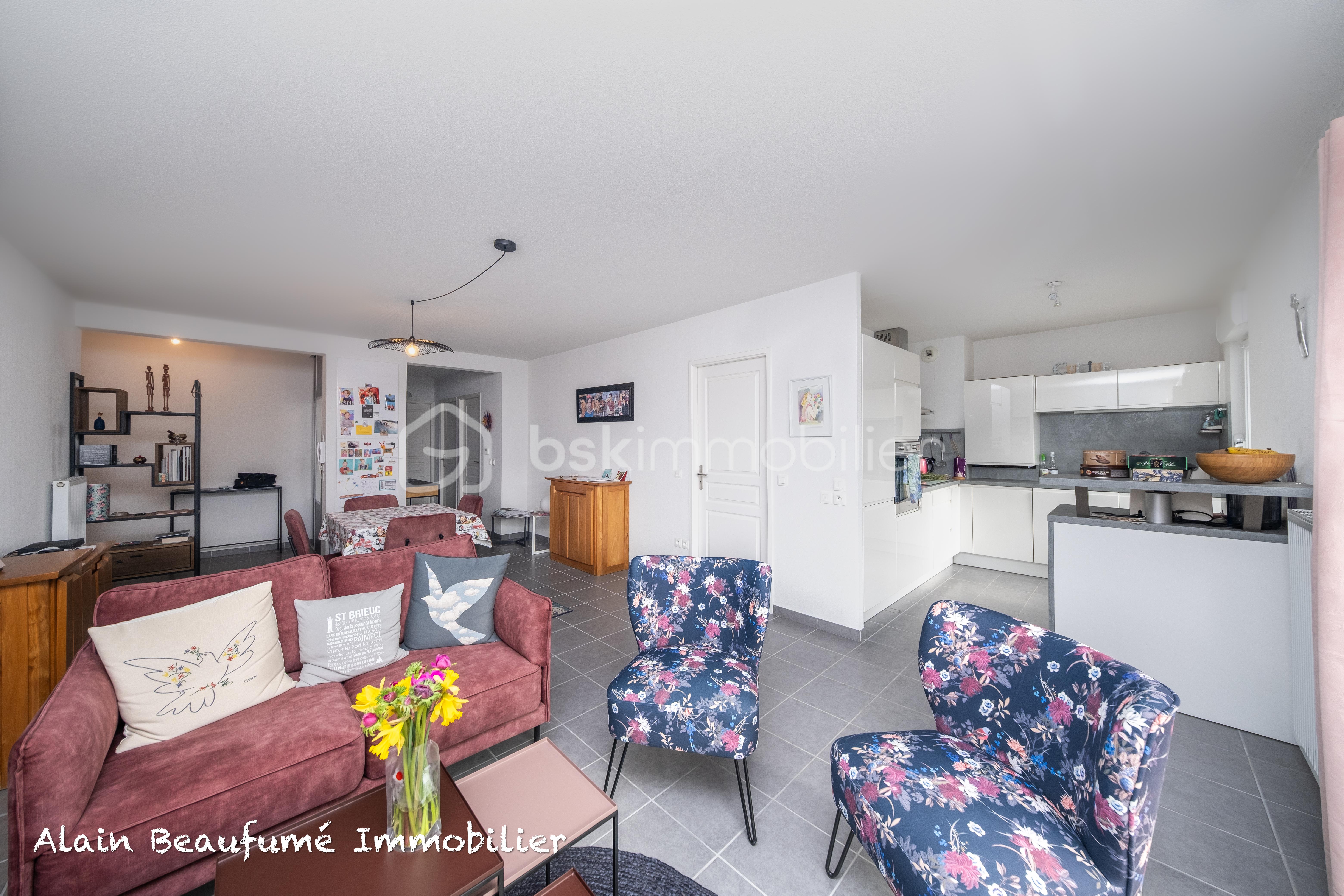 Salon depuis fenêtre côté droit.jpg