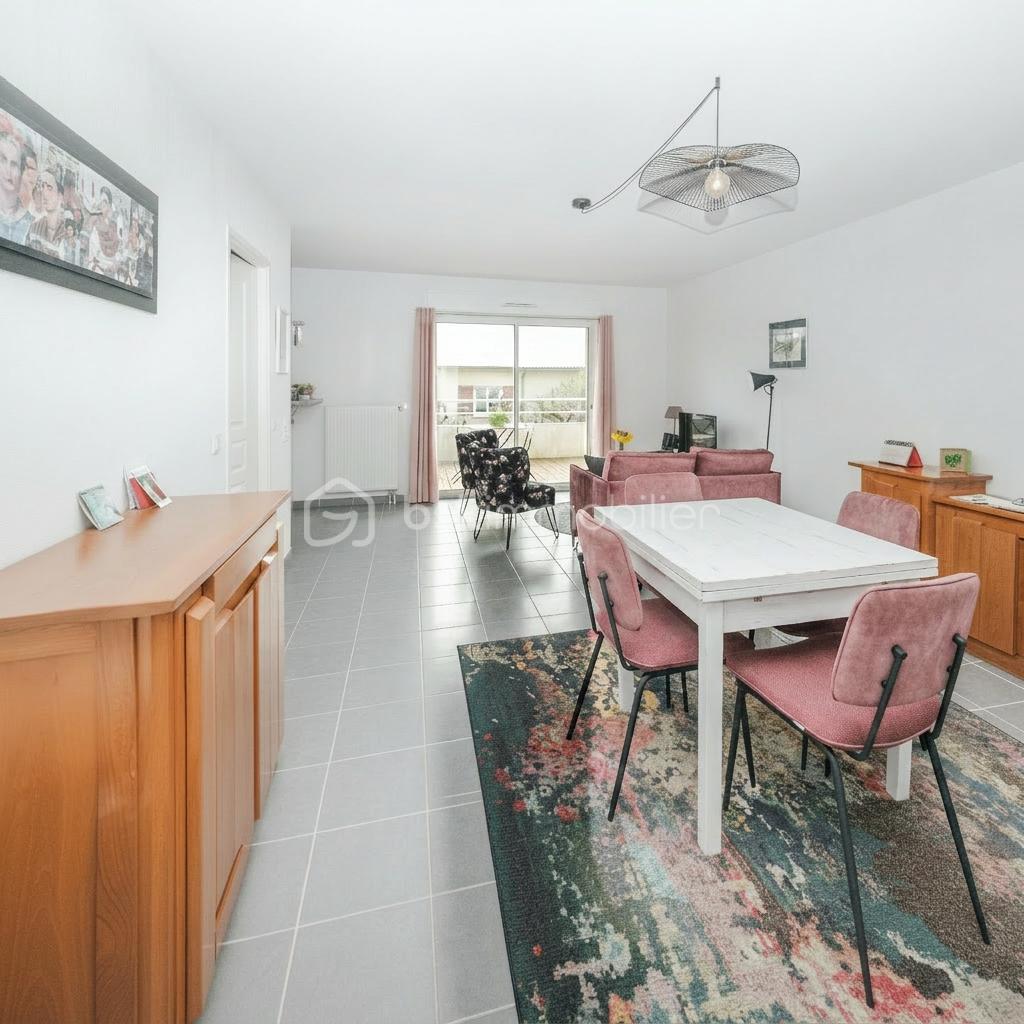 Salon depuis gauche séjour avec table blanche.png