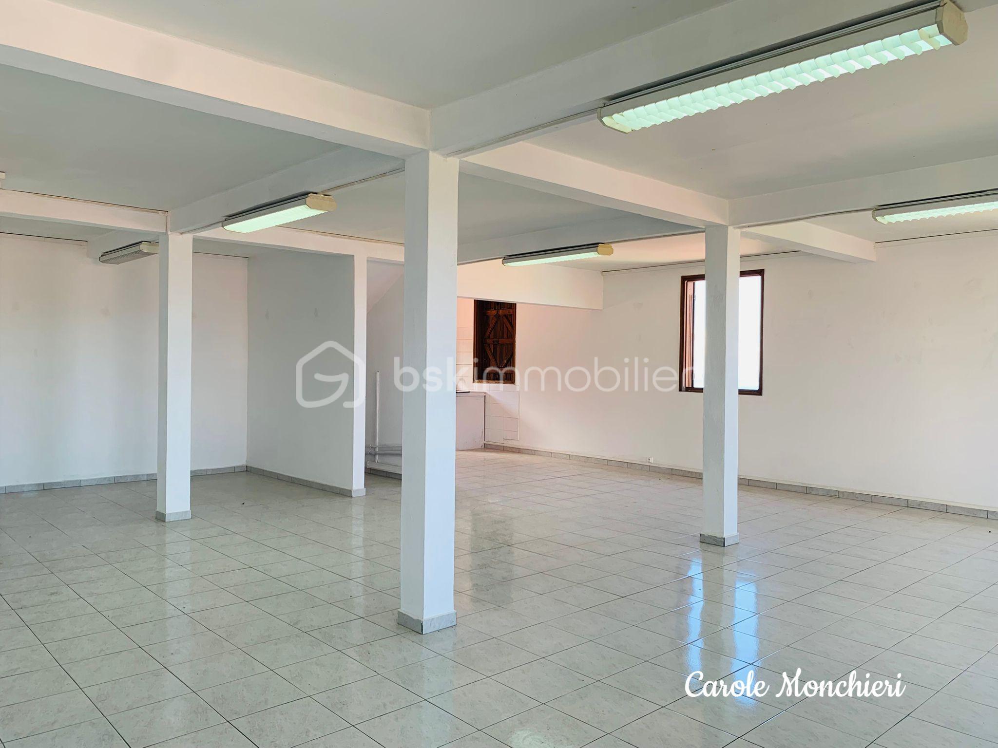 Local d activites de 108 m² - 4.jpg