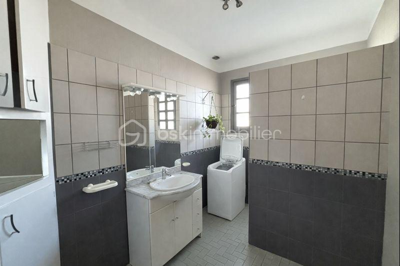 Maison traditionnelle de 175 m² - salle d'eau.png