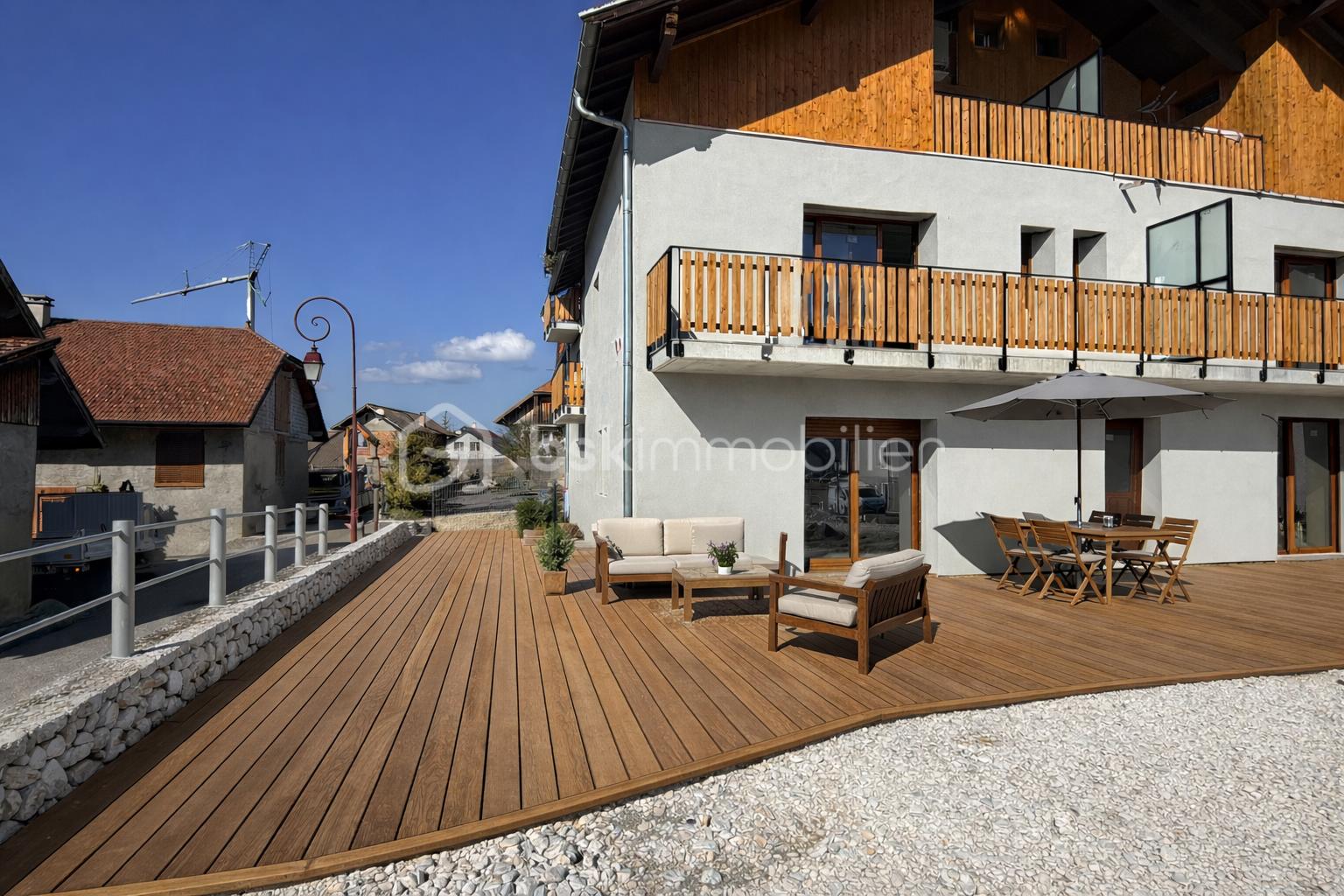Terrasse en bois avec vue alpine.png